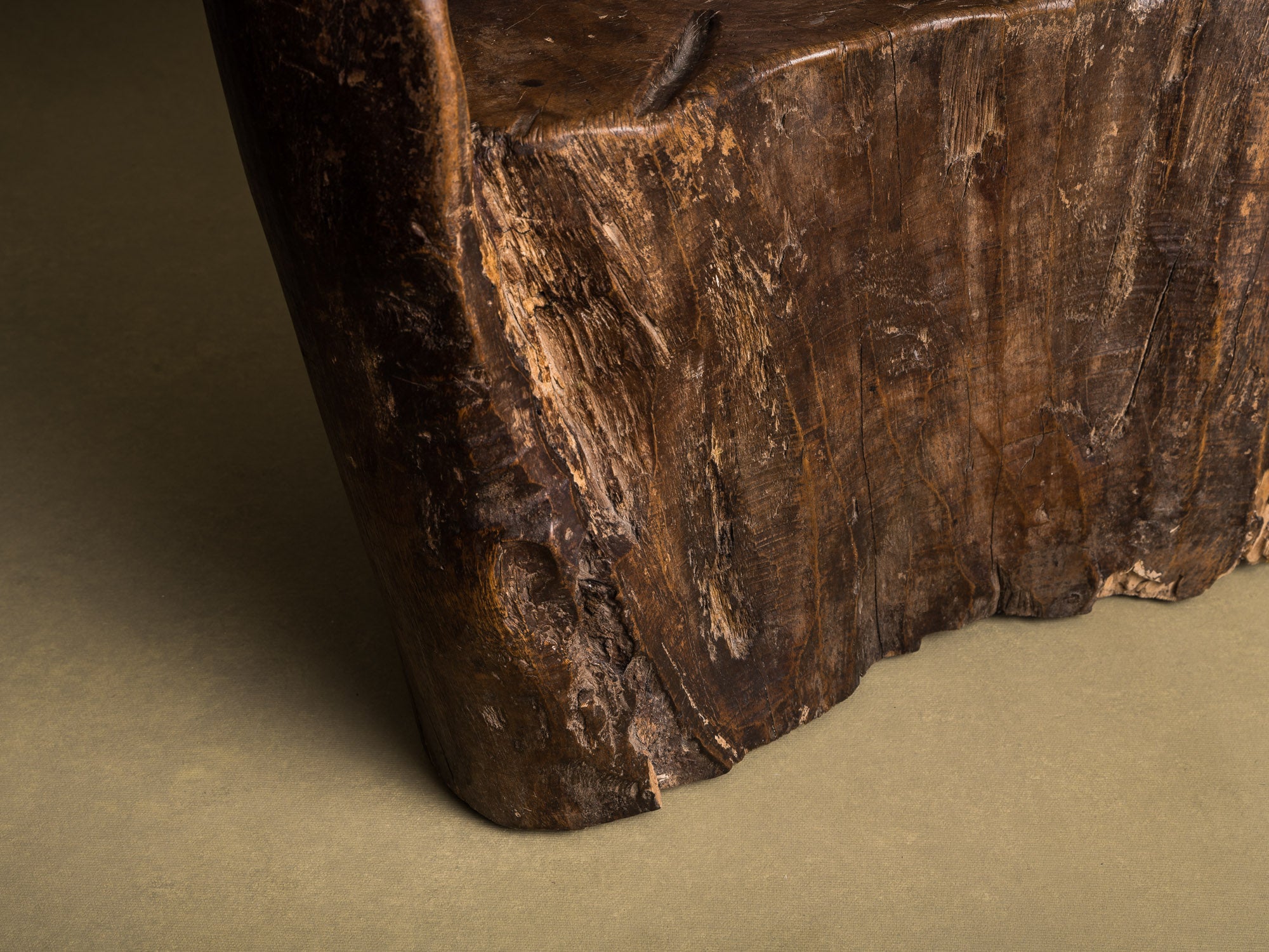 Rare fauteuil monoxyle en bois de narra, art paysan, Philippines (XIXe siècle)..Rare dug-out armchair in narra wood, peasant art, Philippines (19th century)