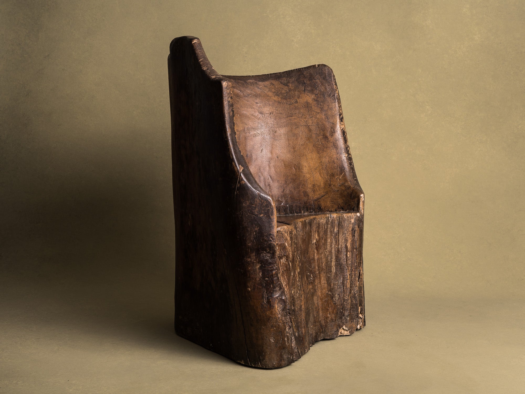 Rare fauteuil monoxyle en bois de narra, art paysan, Philippines (XIXe siècle)..Rare dug-out armchair in narra wood, peasant art, Philippines (19th century)