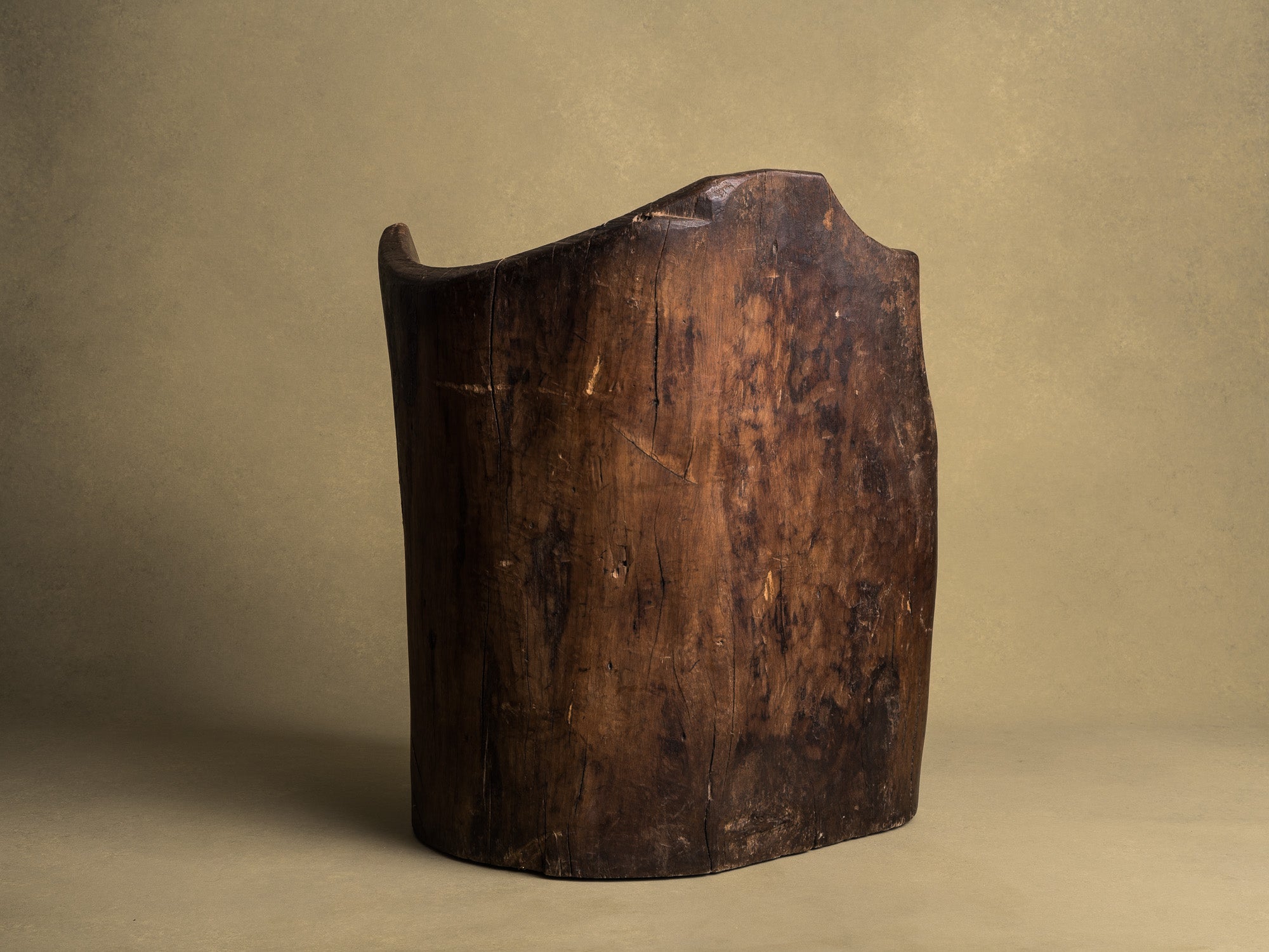 Rare fauteuil monoxyle en bois de narra, art paysan, Philippines (XIXe siècle)..Rare dug-out armchair in narra wood, peasant art, Philippines (19th century)