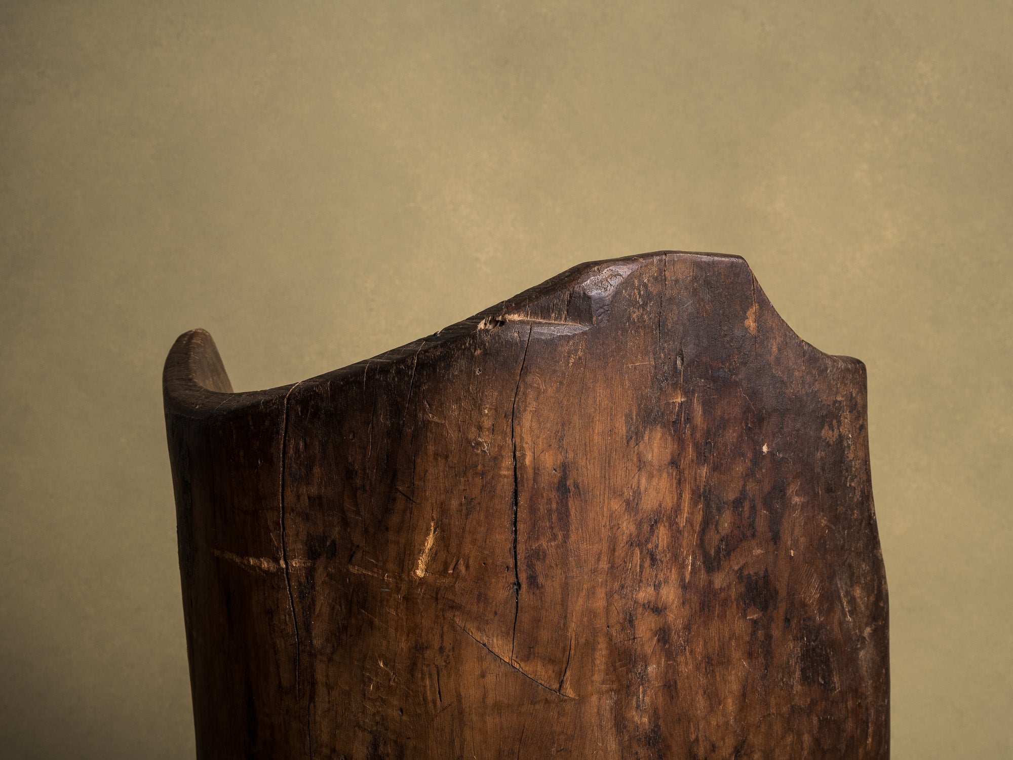 Rare fauteuil monoxyle en bois de narra, art paysan, Philippines (XIXe siècle)..Rare dug-out armchair in narra wood, peasant art, Philippines (19th century)