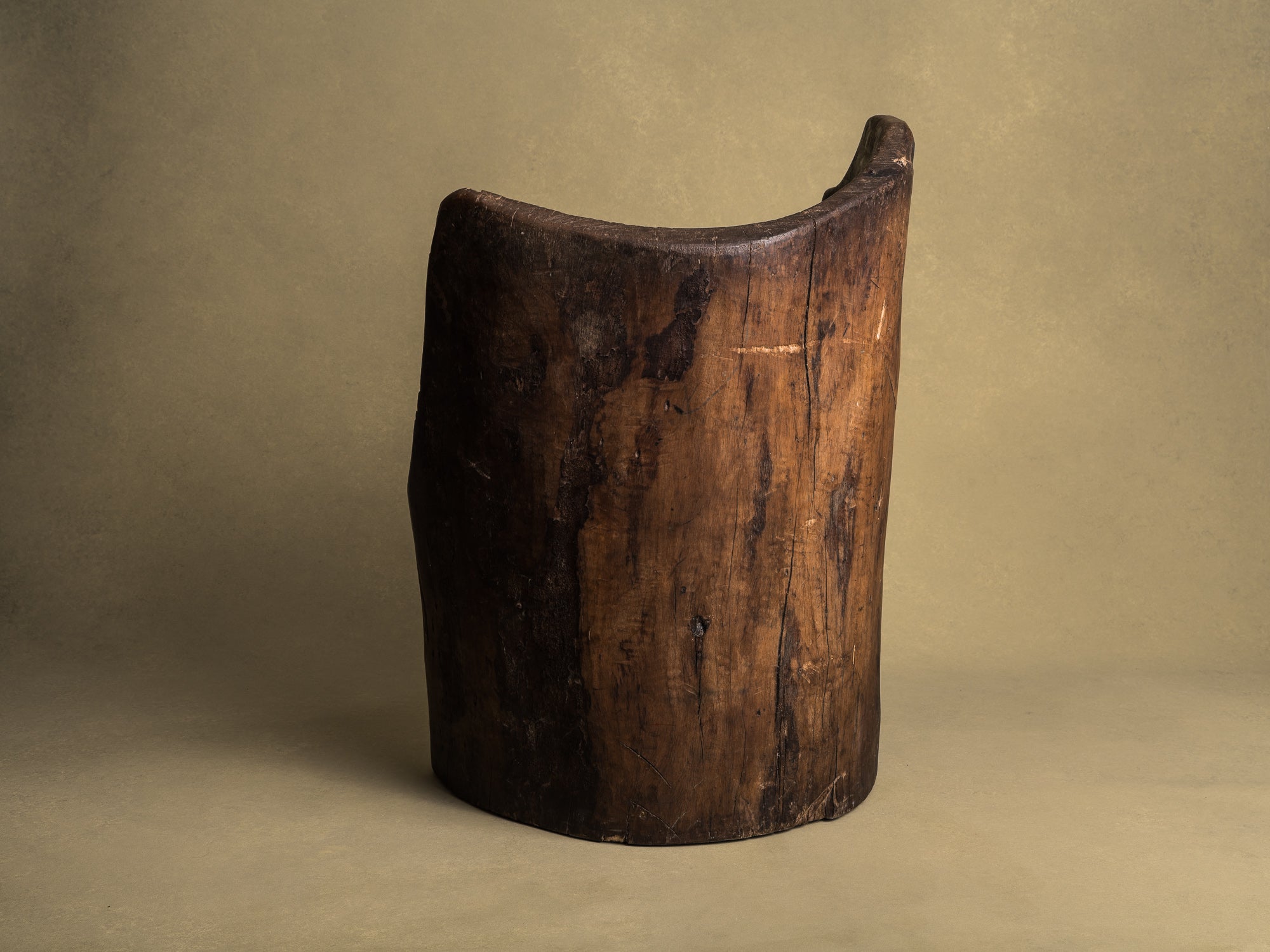 Rare fauteuil monoxyle en bois de narra, art paysan, Philippines (XIXe siècle)..Rare dug-out armchair in narra wood, peasant art, Philippines (19th century)