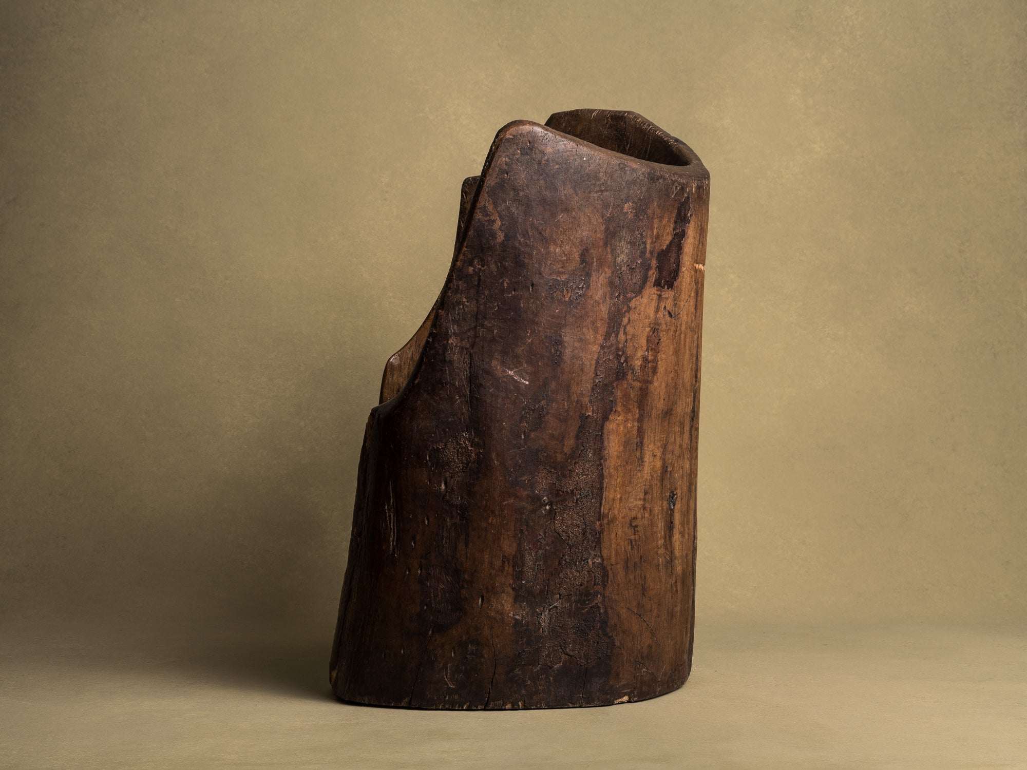 Rare fauteuil monoxyle en bois de narra, art paysan, Philippines (XIXe siècle)..Rare dug-out armchair in narra wood, peasant art, Philippines (19th century)