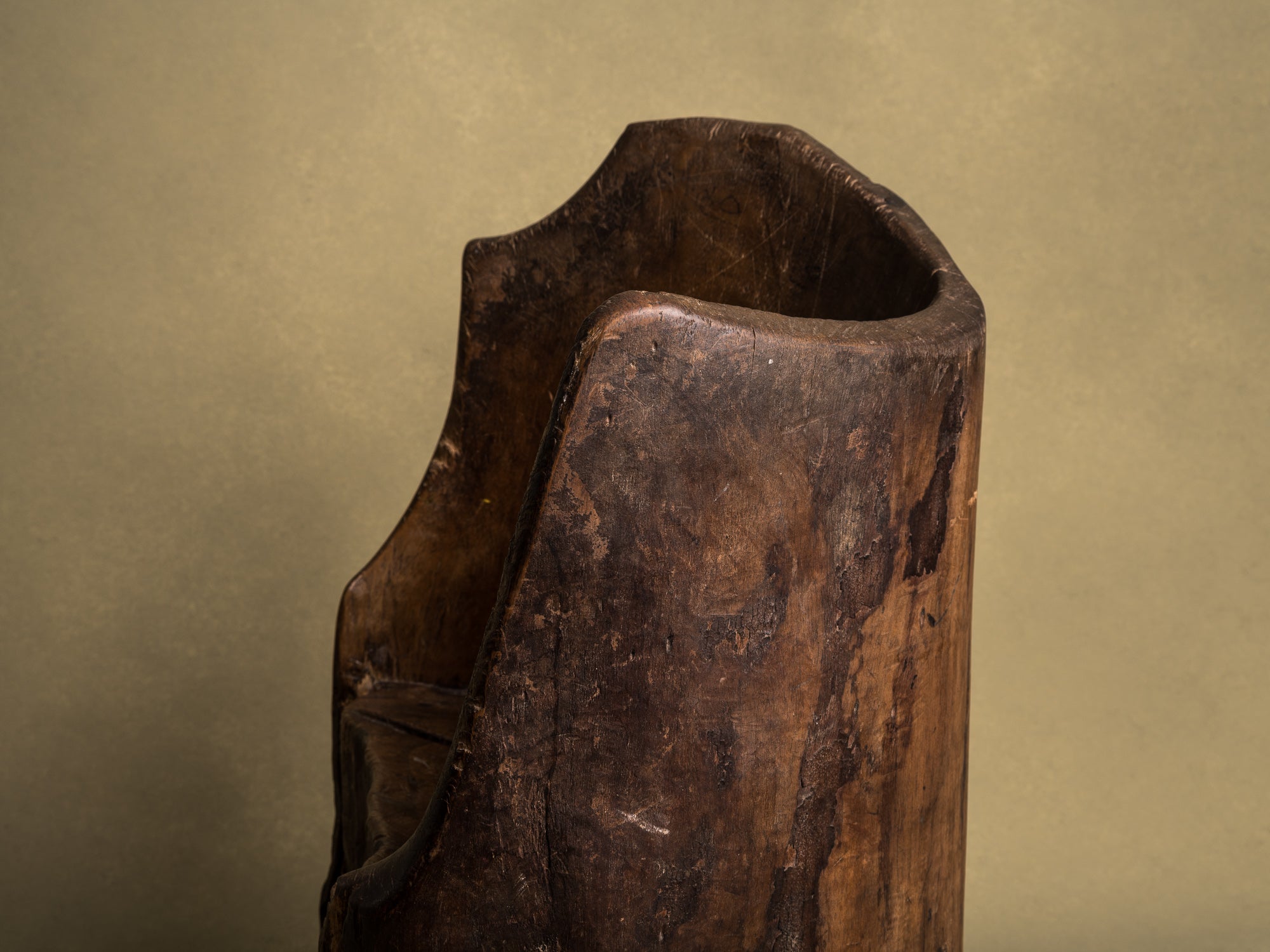 Rare fauteuil monoxyle en bois de narra, art paysan, Philippines (XIXe siècle)..Rare dug-out armchair in narra wood, peasant art, Philippines (19th century)