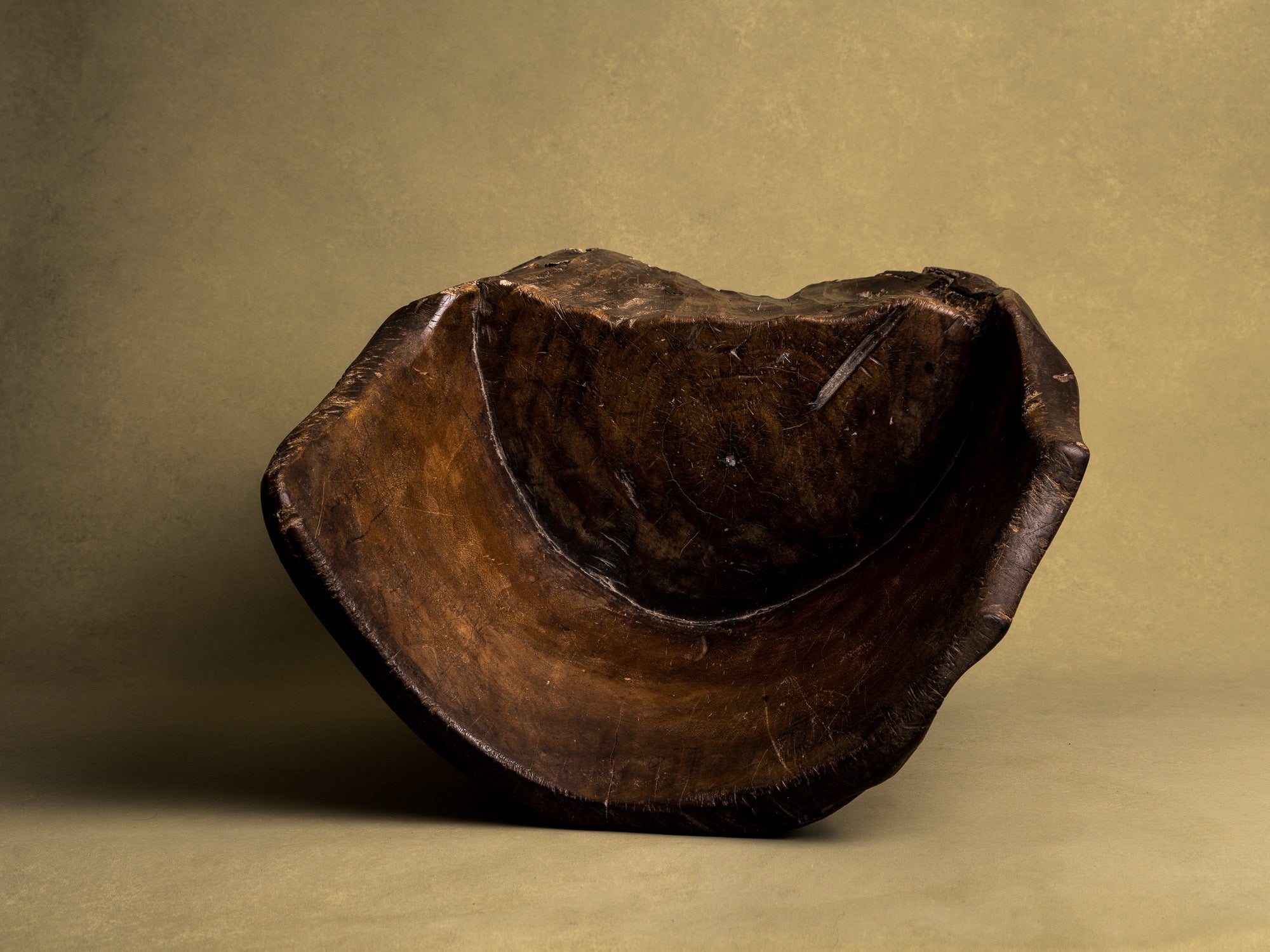 Rare fauteuil monoxyle en bois de narra, art paysan, Philippines (XIXe siècle)..Rare dug-out armchair in narra wood, peasant art, Philippines (19th century)