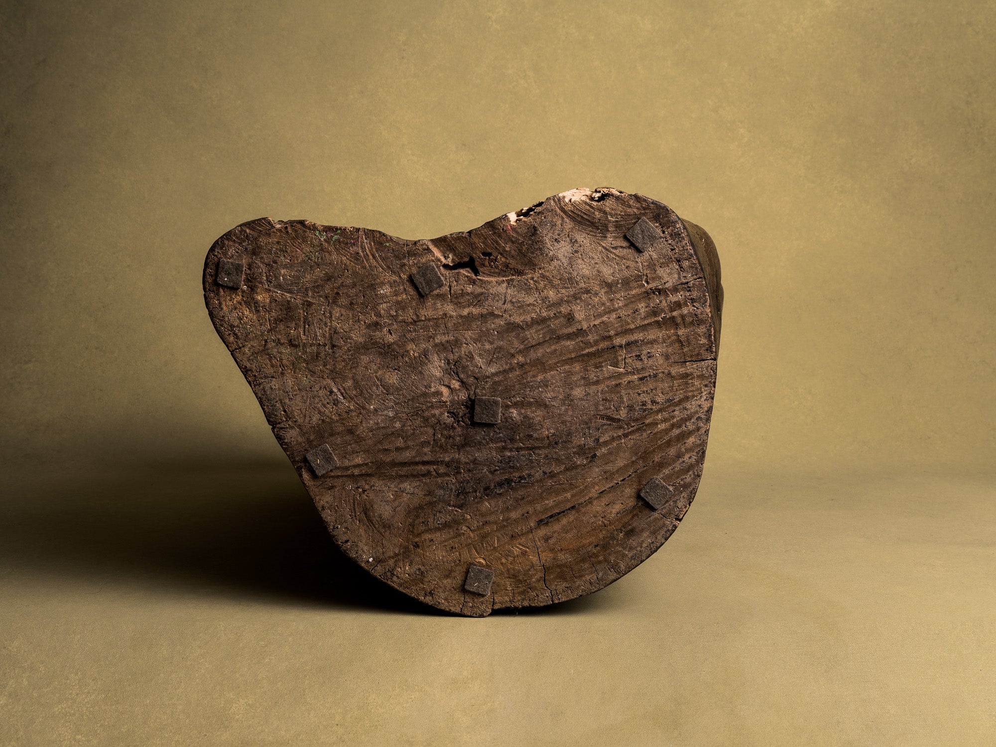 Rare fauteuil monoxyle en bois de narra, art paysan, Philippines (XIXe siècle)..Rare dug-out armchair in narra wood, peasant art, Philippines (19th century)