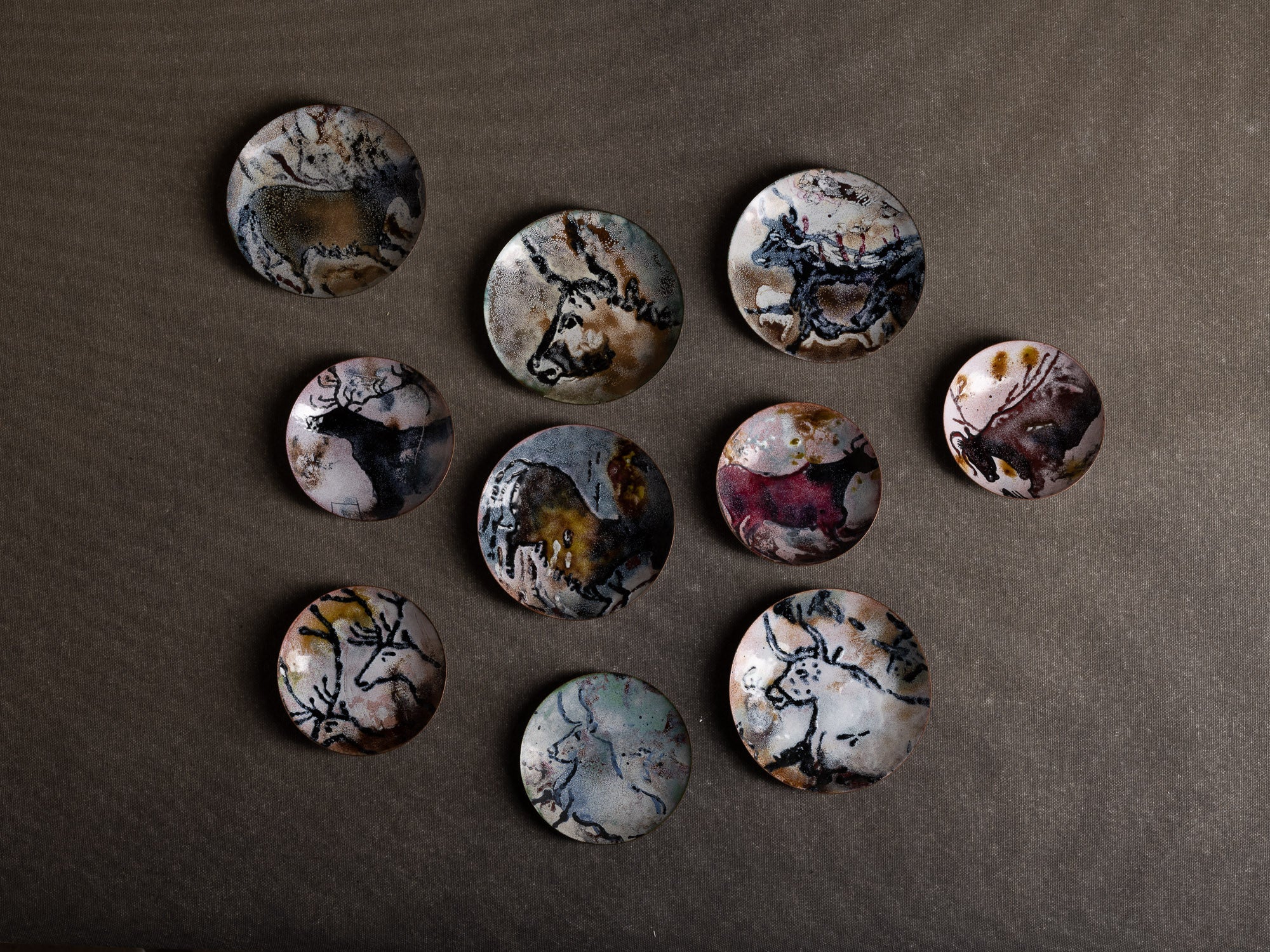 Rare ensemble de coupelles "Lascaux" en émaux peints de Limoges par Raffard, France (vers 1960)..Set of 10 "Lascaux" Limoges enameled bowls by Raffard, France (ca. 1960)