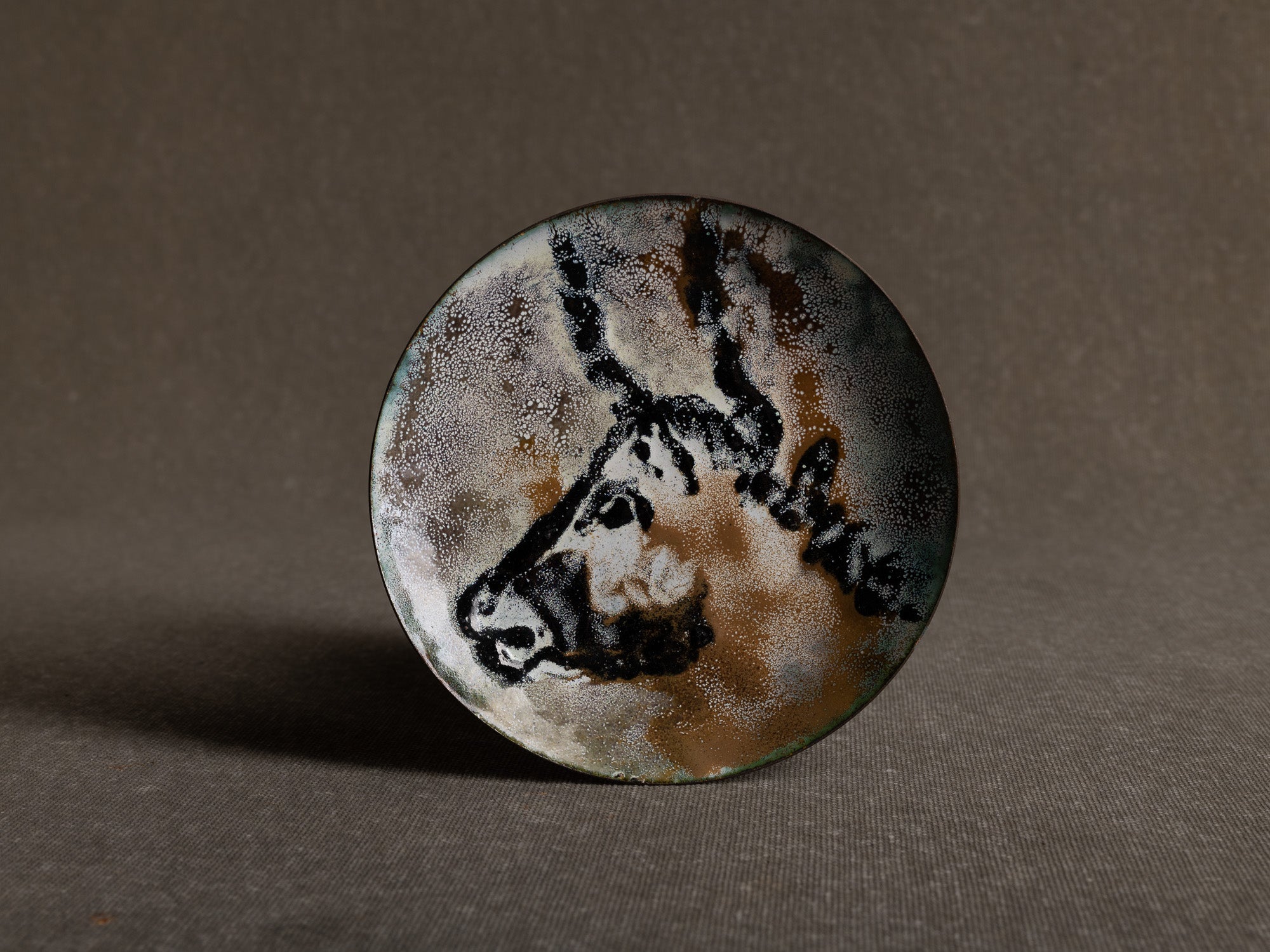 Rare ensemble de coupelles "Lascaux" en émaux peints de Limoges par Raffard, France (vers 1960)..Set of 10 "Lascaux" Limoges enameled bowls by Raffard, France (ca. 1960)