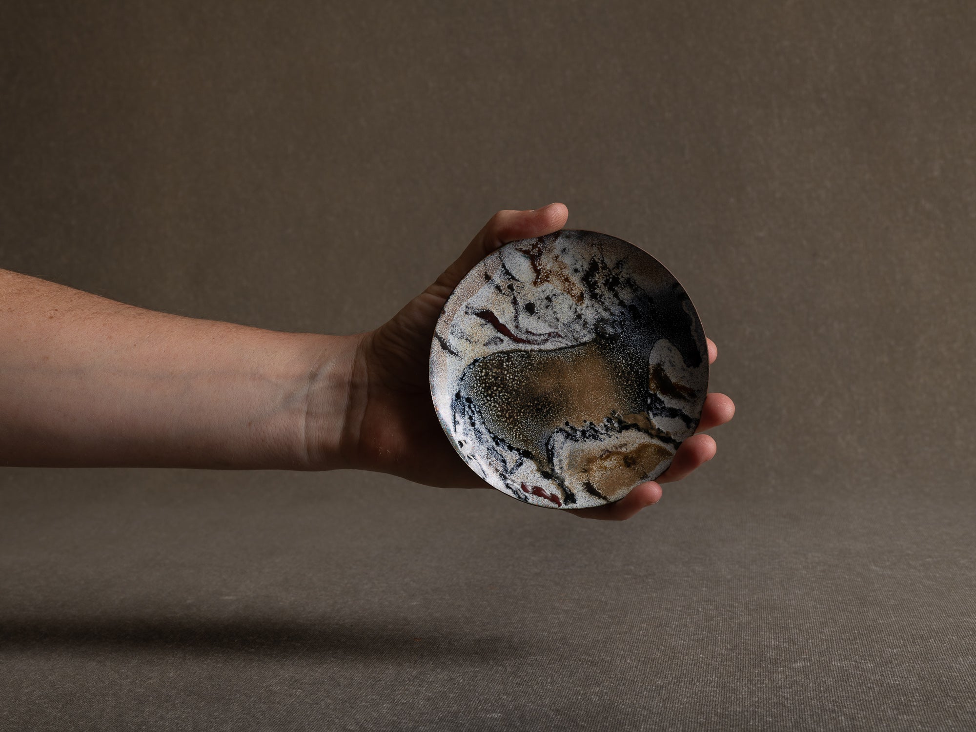 Rare ensemble de coupelles "Lascaux" en émaux peints de Limoges par Raffard, France (vers 1960)..Set of 10 "Lascaux" Limoges enameled bowls by Raffard, France (ca. 1960)