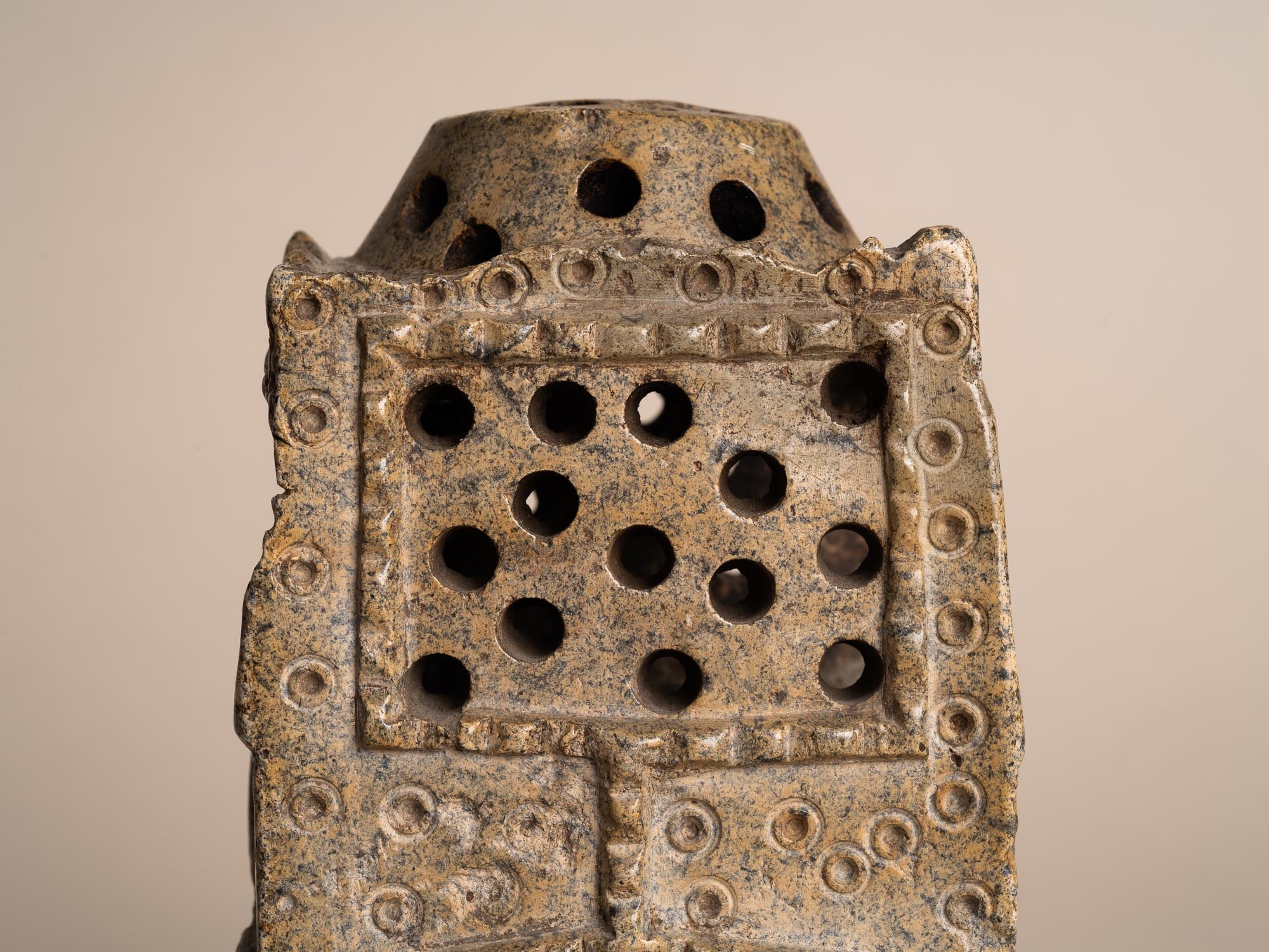 Encensoir, brûle-parfum en stéatite monolithe sculptée, Proche-orient (IX-Xe siècle)..Censer, incense burner in carved monolith soapstone, Middle-East (9-10th century)