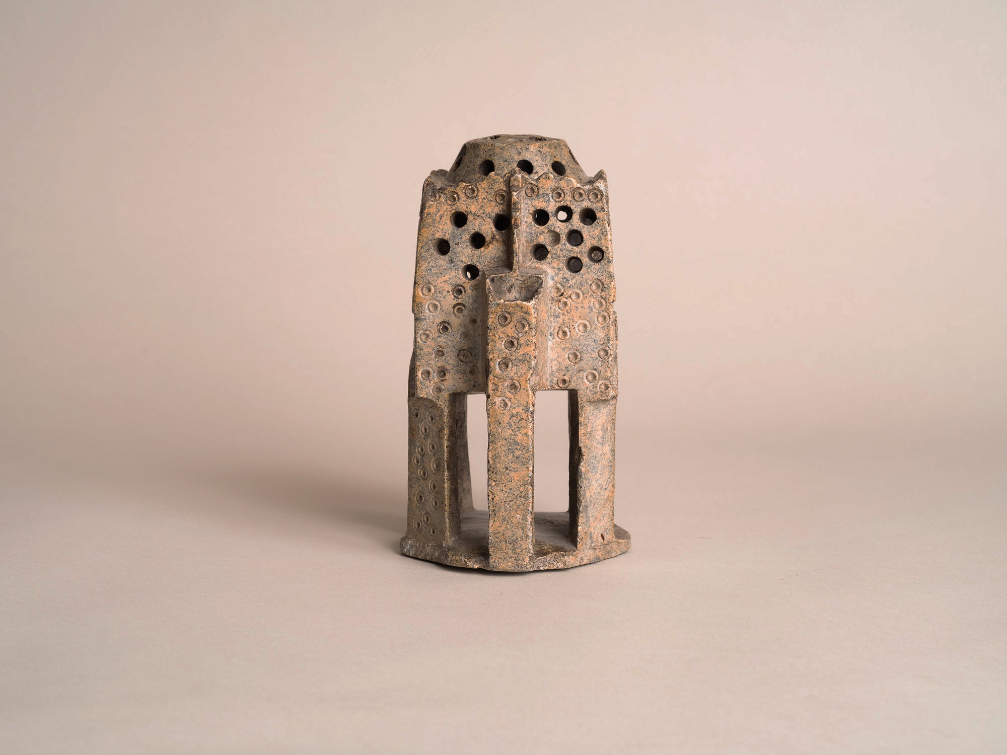 Encensoir, brûle-parfum en stéatite monolithe sculptée, Proche-orient (IX-Xe siècle)..Censer, incense burner in carved monolith soapstone, Middle-East (9-10th century)