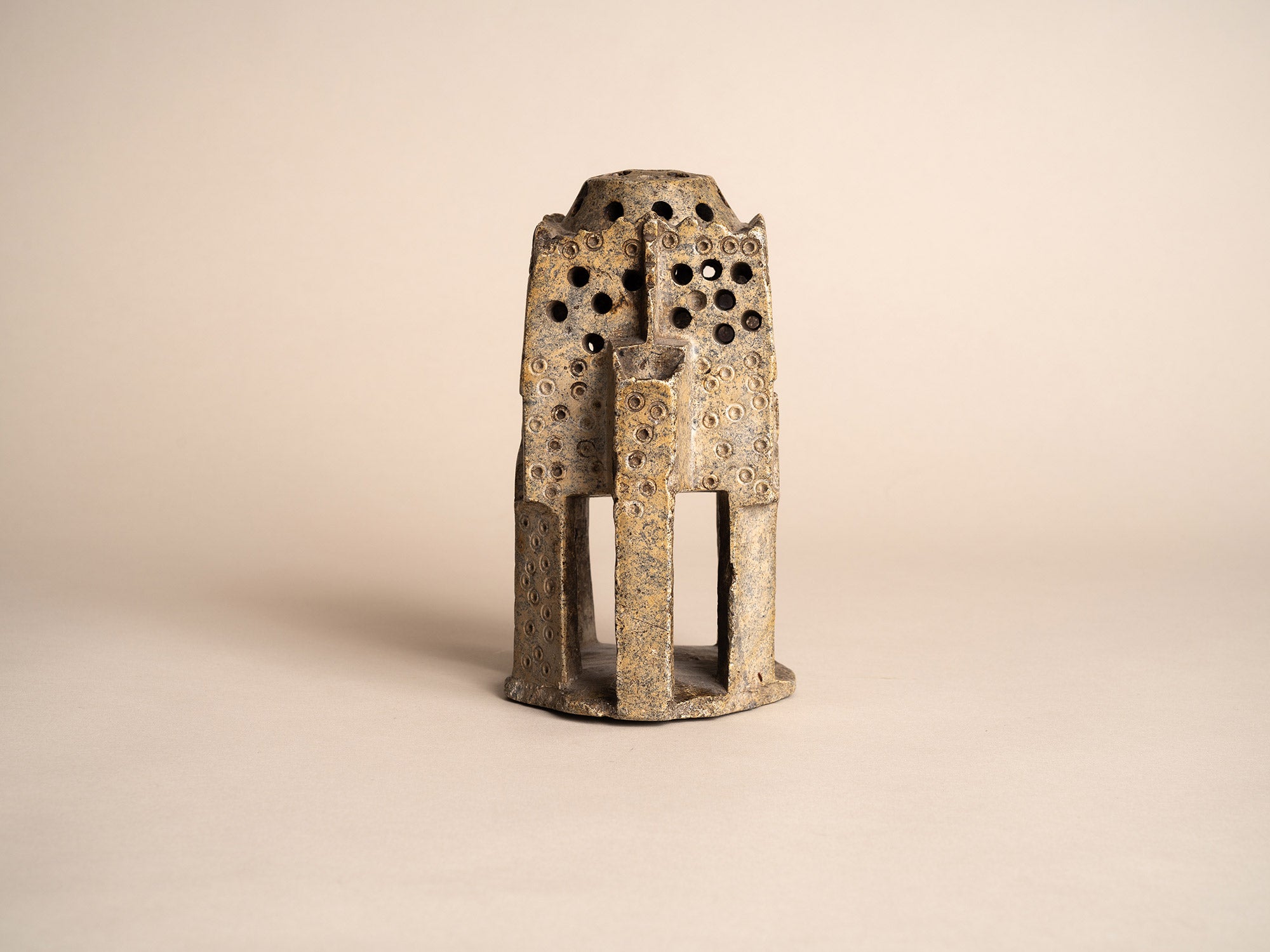 Encensoir, brûle-parfum en stéatite monolithe sculptée, Proche-orient (IX-Xe siècle)..Censer, incense burner in carved monolith soapstone, Middle-East (9-10th century)