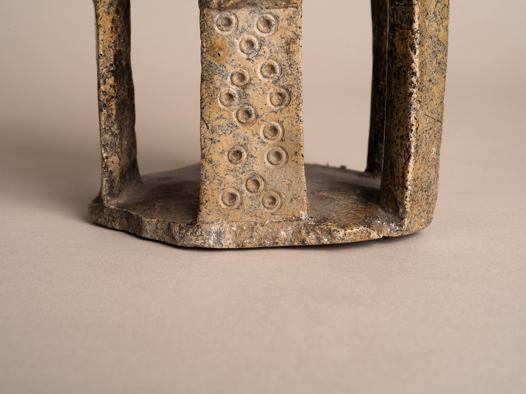 Encensoir, brûle-parfum en stéatite monolithe sculptée, Proche-orient (IX-Xe siècle)..Censer, incense burner in carved monolith soapstone, Middle-East (9-10th century)