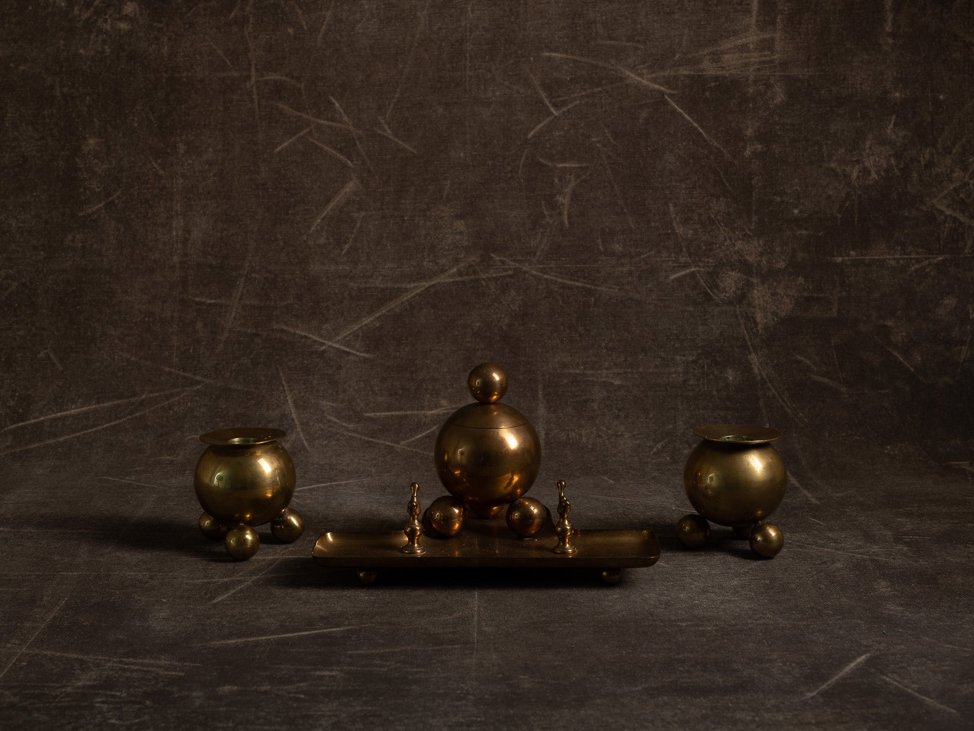 Garniture de bureau par Gusum Bruk, encrier et flambeaux, Suède (vers 1900)..Desk set by Gusum Bruk, inkwell and candle holders, Sweden (circa 1900)