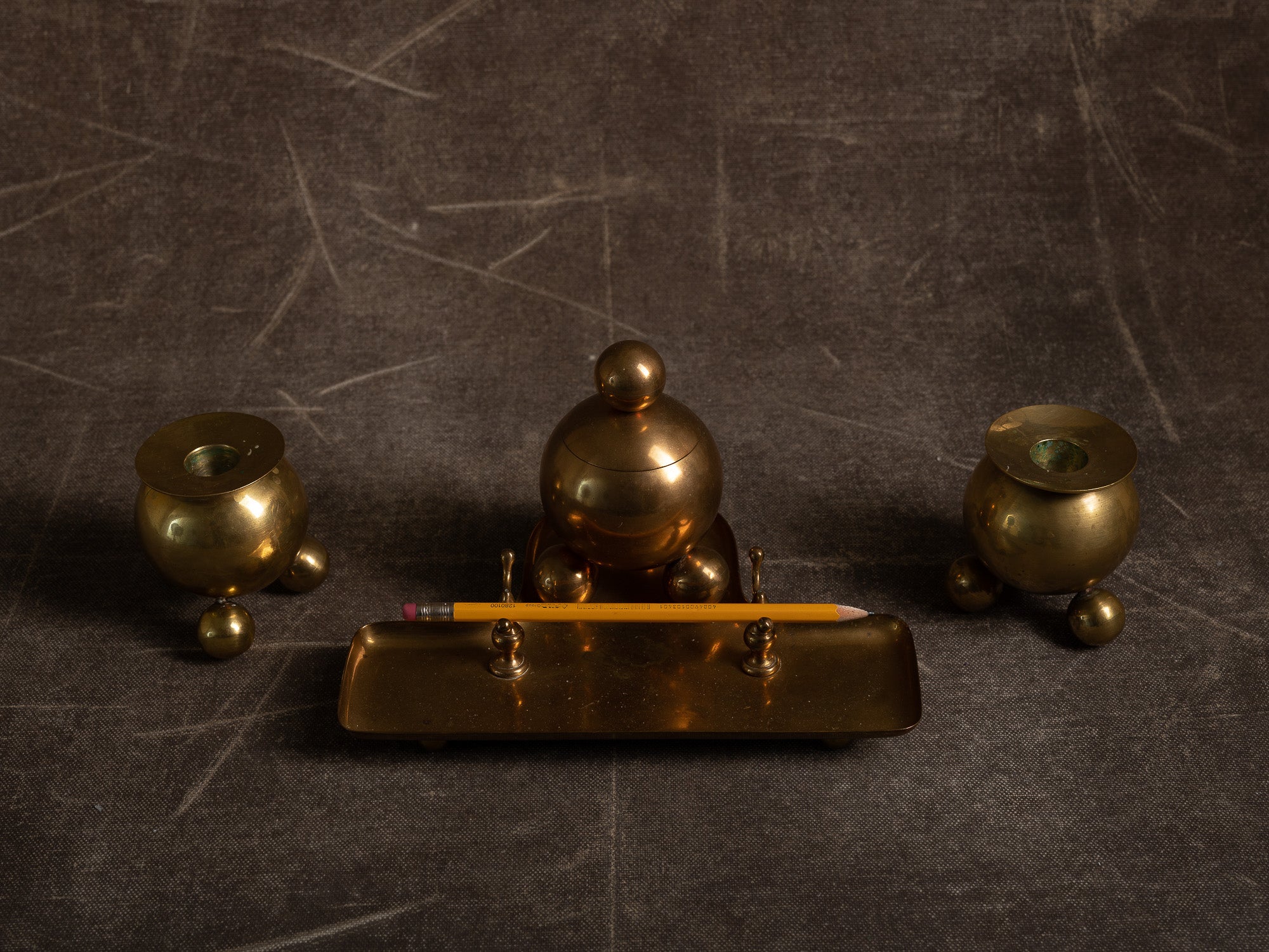 Garniture de bureau par Gusum Bruk, encrier et flambeaux, Suède (vers 1900)..Desk set by Gusum Bruk, inkwell and candle holders, Sweden (circa 1900)