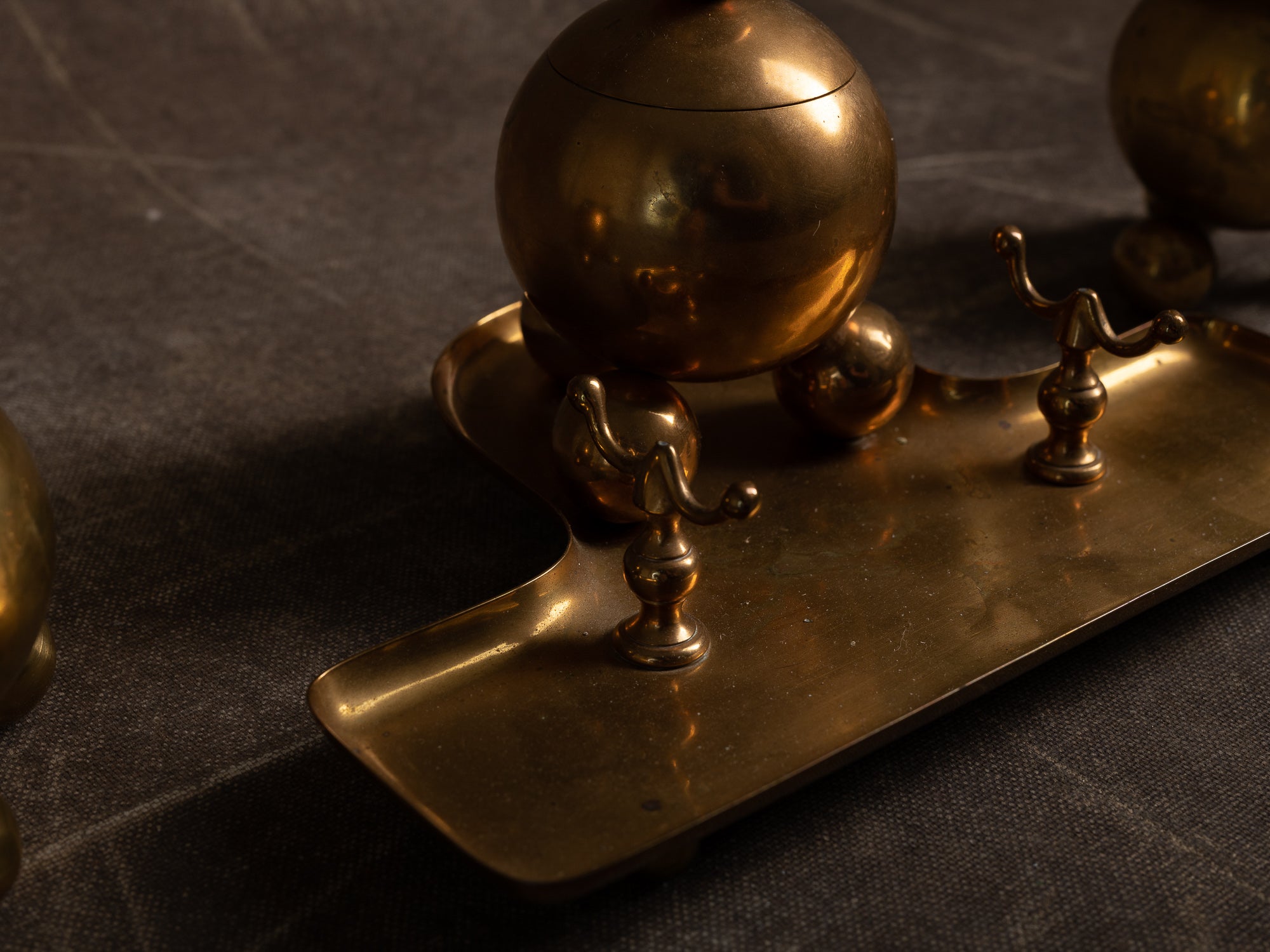 Garniture de bureau par Gusum Bruk, encrier et flambeaux, Suède (vers 1900)..Desk set by Gusum Bruk, inkwell and candle holders, Sweden (circa 1900)