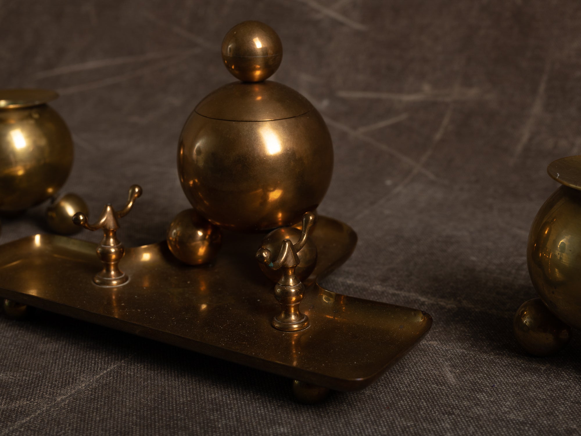 Garniture de bureau par Gusum Bruk, encrier et flambeaux, Suède (vers 1900)..Desk set by Gusum Bruk, inkwell and candle holders, Sweden (circa 1900)