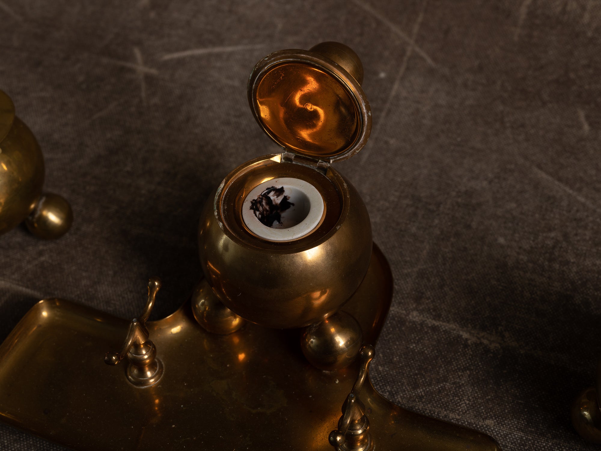 Garniture de bureau par Gusum Bruk, encrier et flambeaux, Suède (vers 1900)..Desk set by Gusum Bruk, inkwell and candle holders, Sweden (circa 1900)
