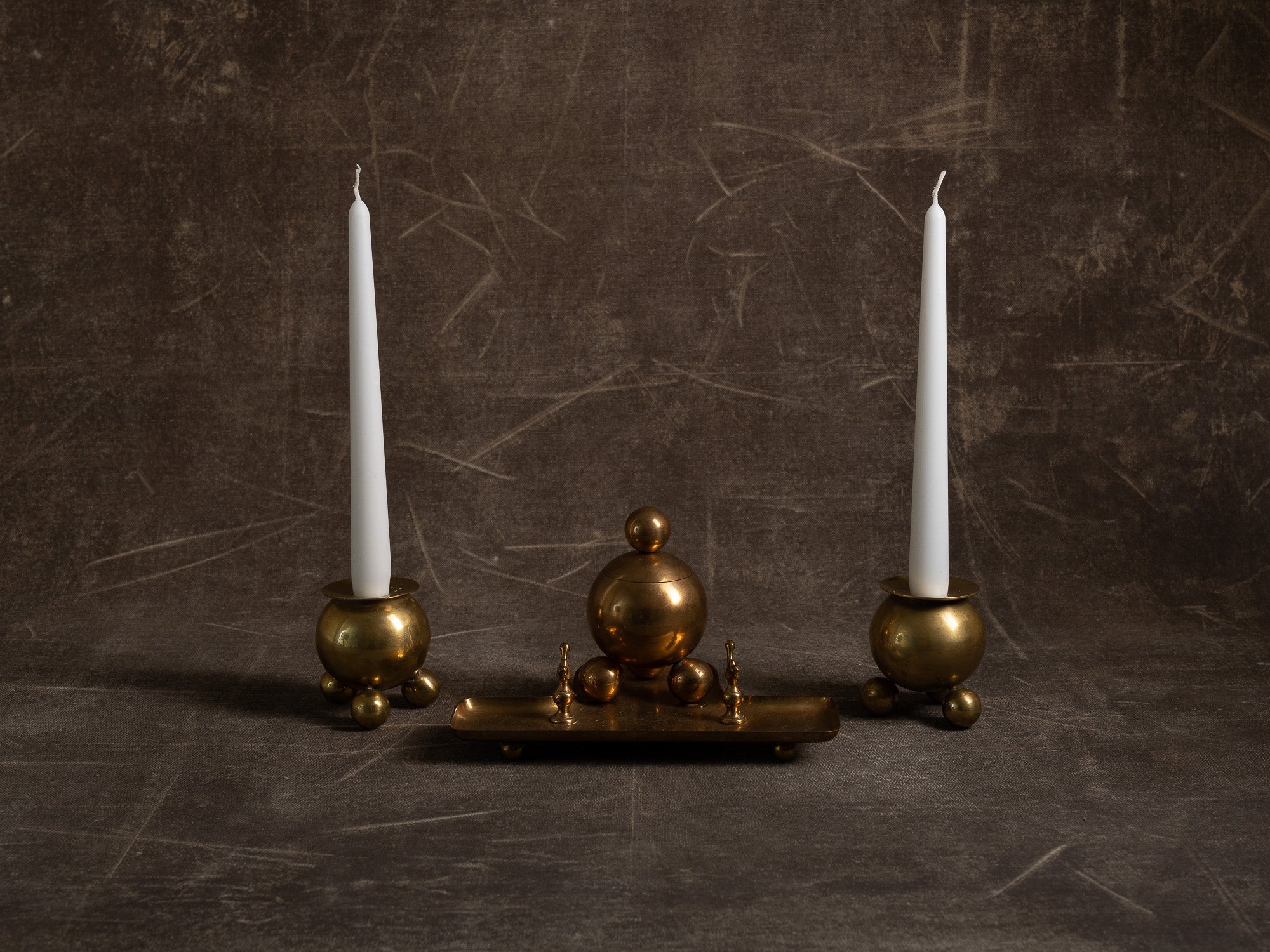 Garniture de bureau par Gusum Bruk, encrier et flambeaux, Suède (vers 1900)..Desk set by Gusum Bruk, inkwell and candle holders, Sweden (circa 1900)