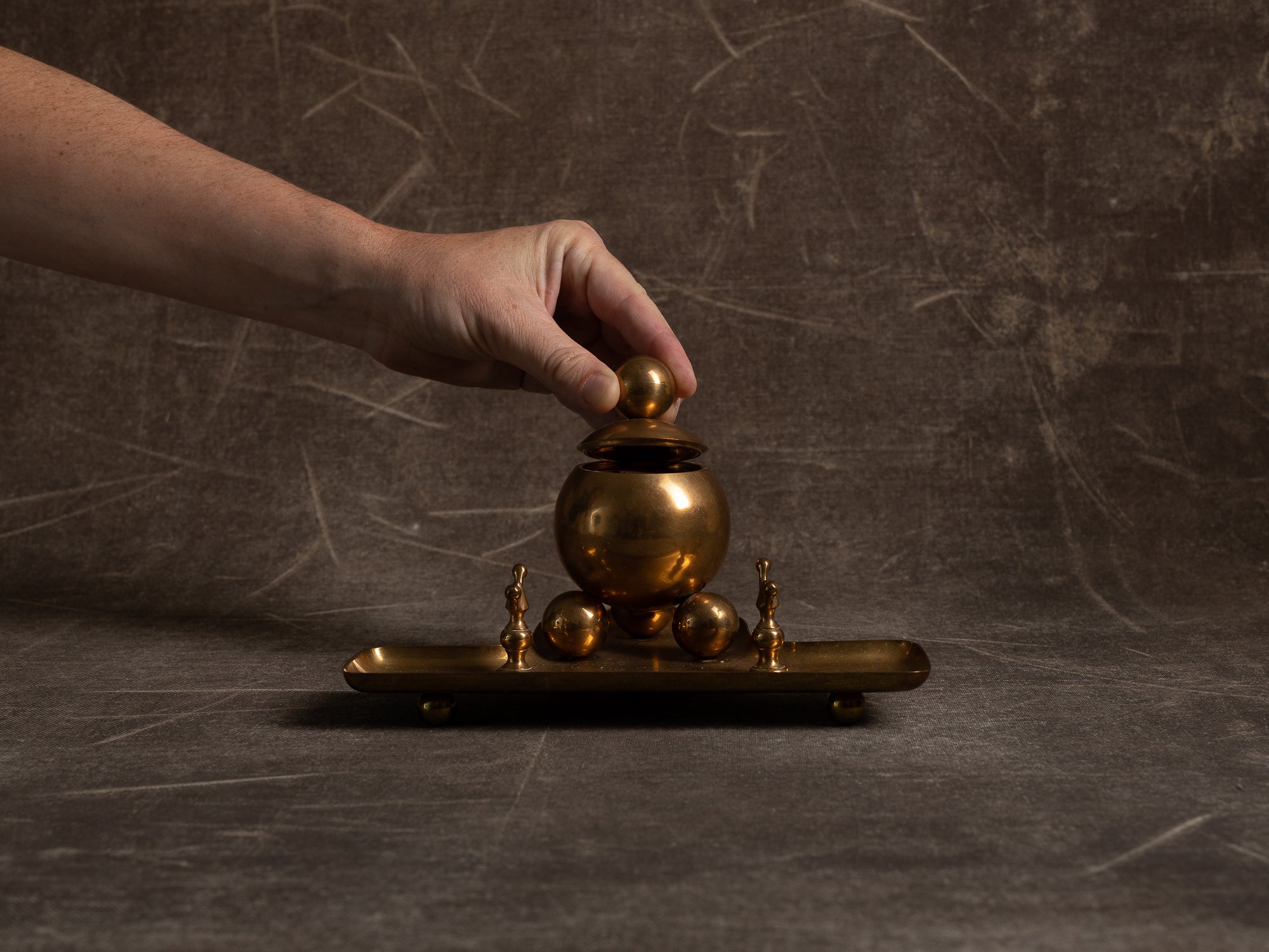 Garniture de bureau par Gusum Bruk, encrier et flambeaux, Suède (vers 1900)..Desk set by Gusum Bruk, inkwell and candle holders, Sweden (circa 1900)