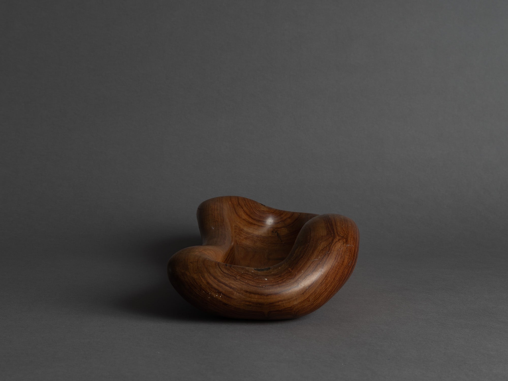 Rare garniture / centre de table de forme libre en palissandre monoxyle, France (vers 1955)..Rare Set of freeform carved rosewood bowls, France (circa 1955)