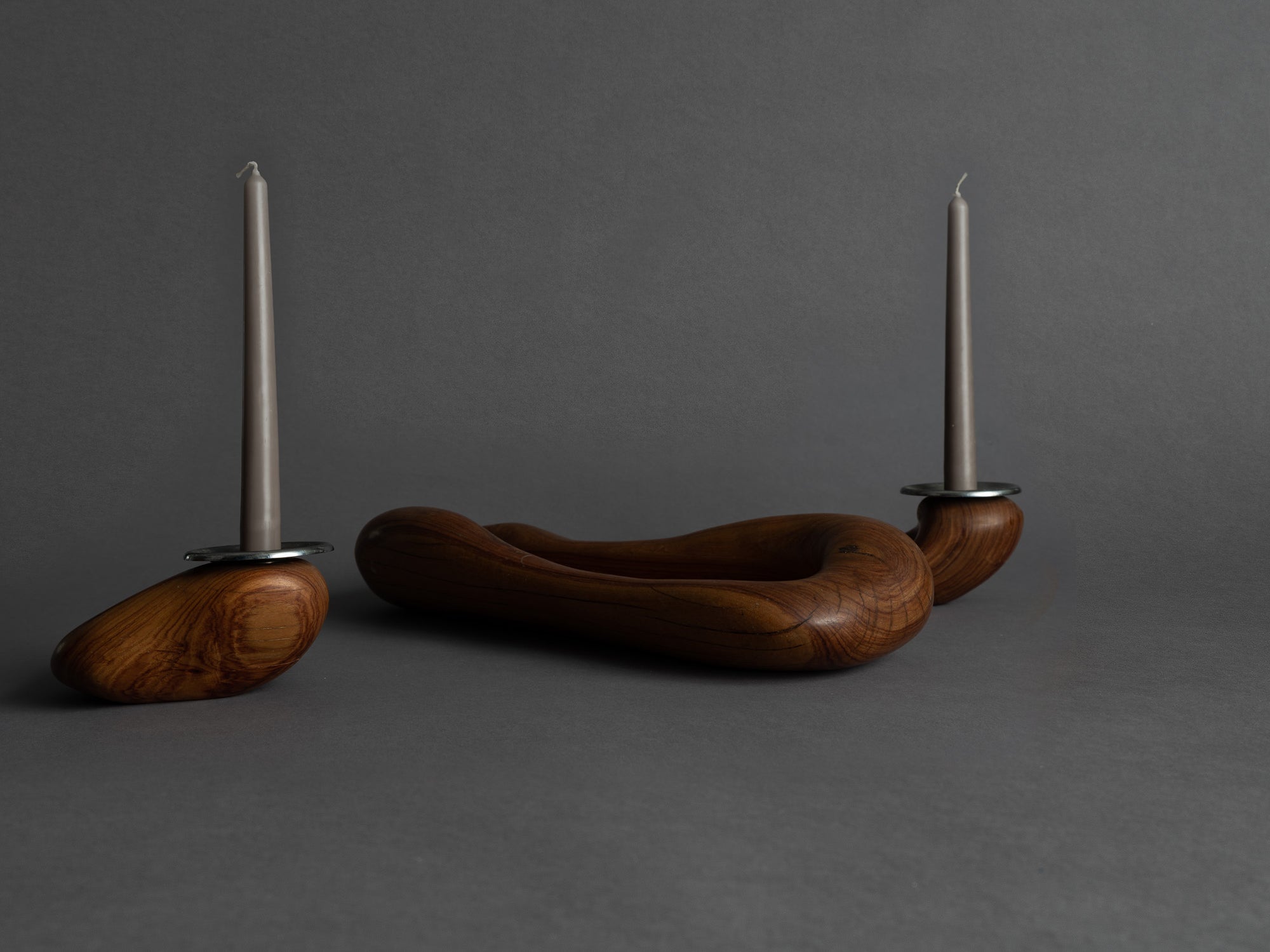 Rare garniture / centre de table de forme libre en palissandre monoxyle, France (vers 1955)..Rare Set of freeform carved rosewood bowls, France (circa 1955)