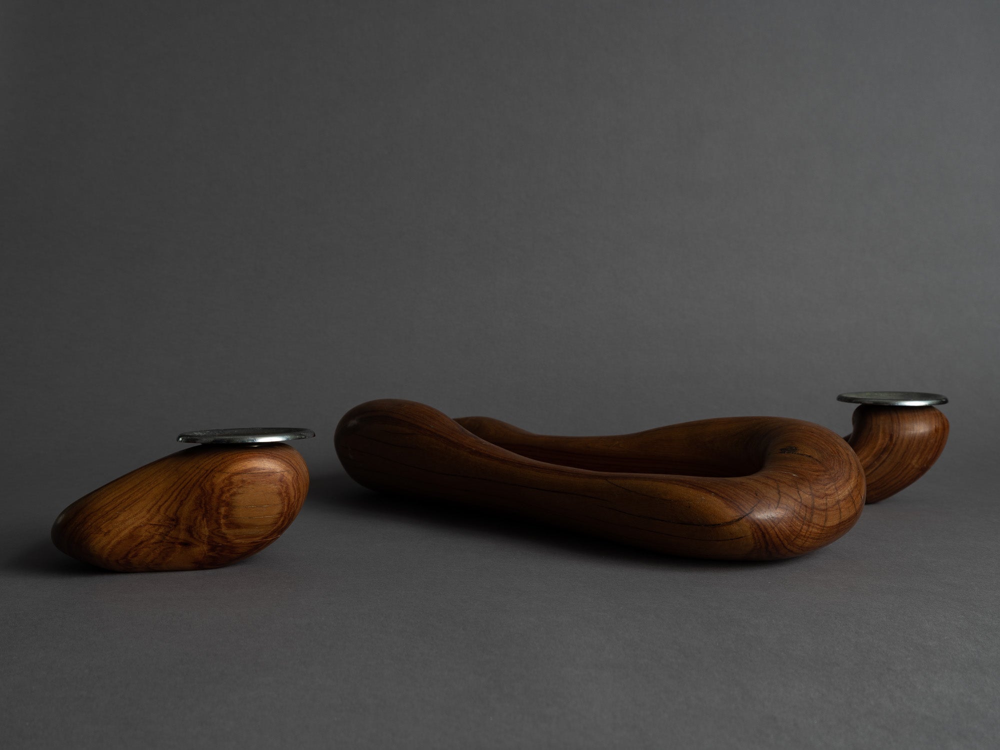 Rare garniture / centre de table de forme libre en palissandre monoxyle, France (vers 1955)..Rare Set of freeform carved rosewood bowls, France (circa 1955)