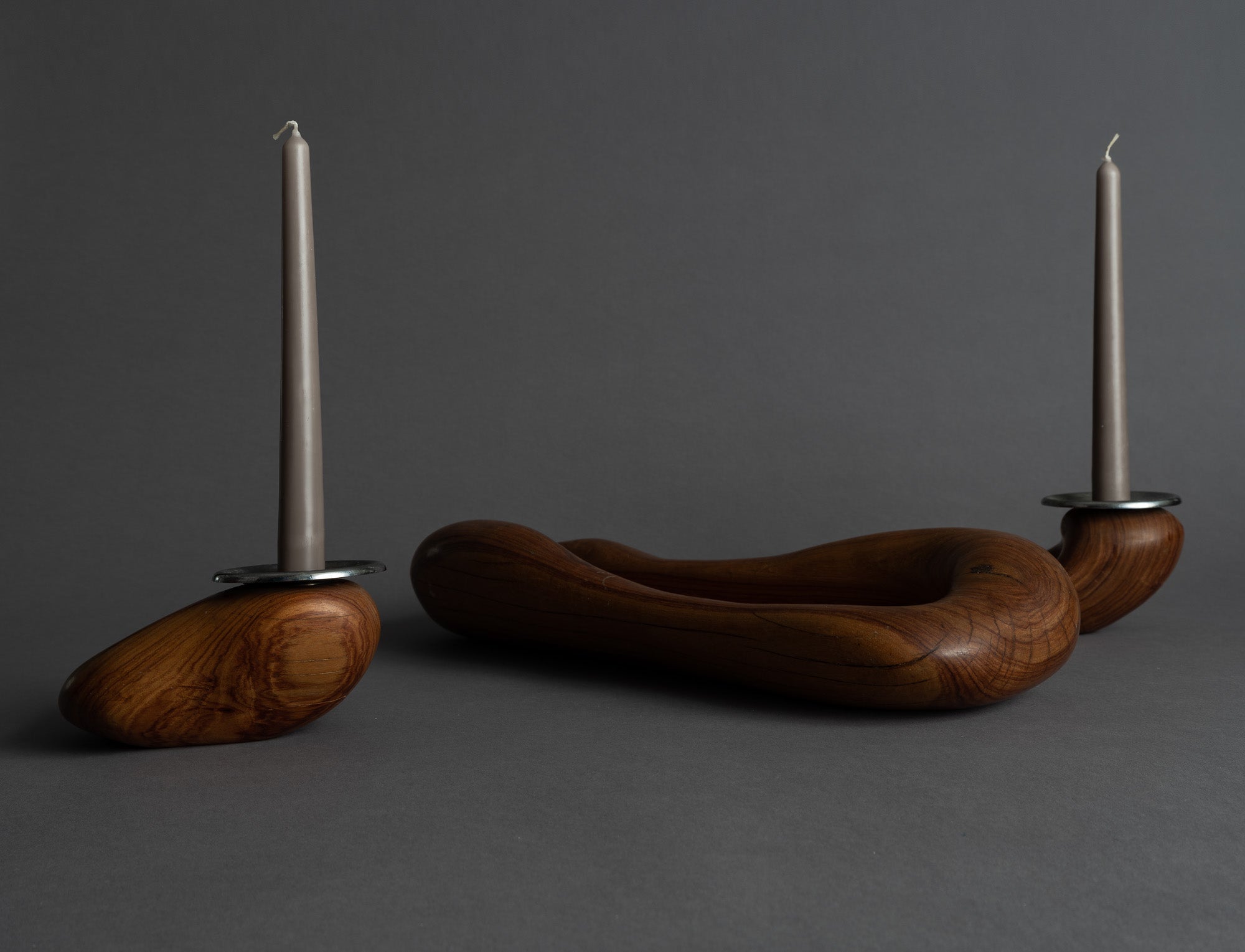 Rare garniture / centre de table de forme libre en palissandre monoxyle, France (vers 1955)..Rare Set of freeform carved rosewood bowls, France (circa 1955)