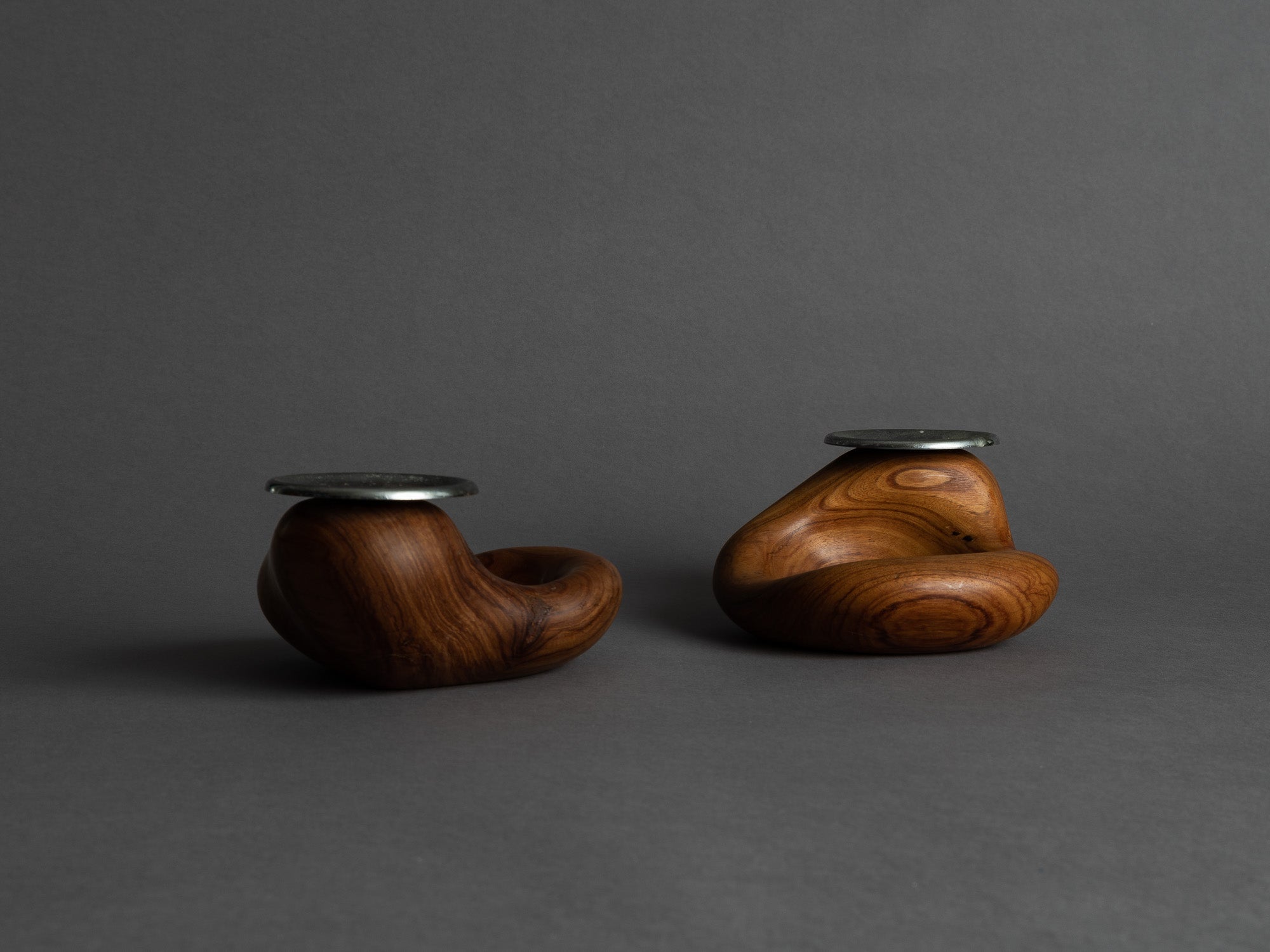 Rare garniture / centre de table de forme libre en palissandre monoxyle, France (vers 1955)..Rare Set of freeform carved rosewood bowls, France (circa 1955)