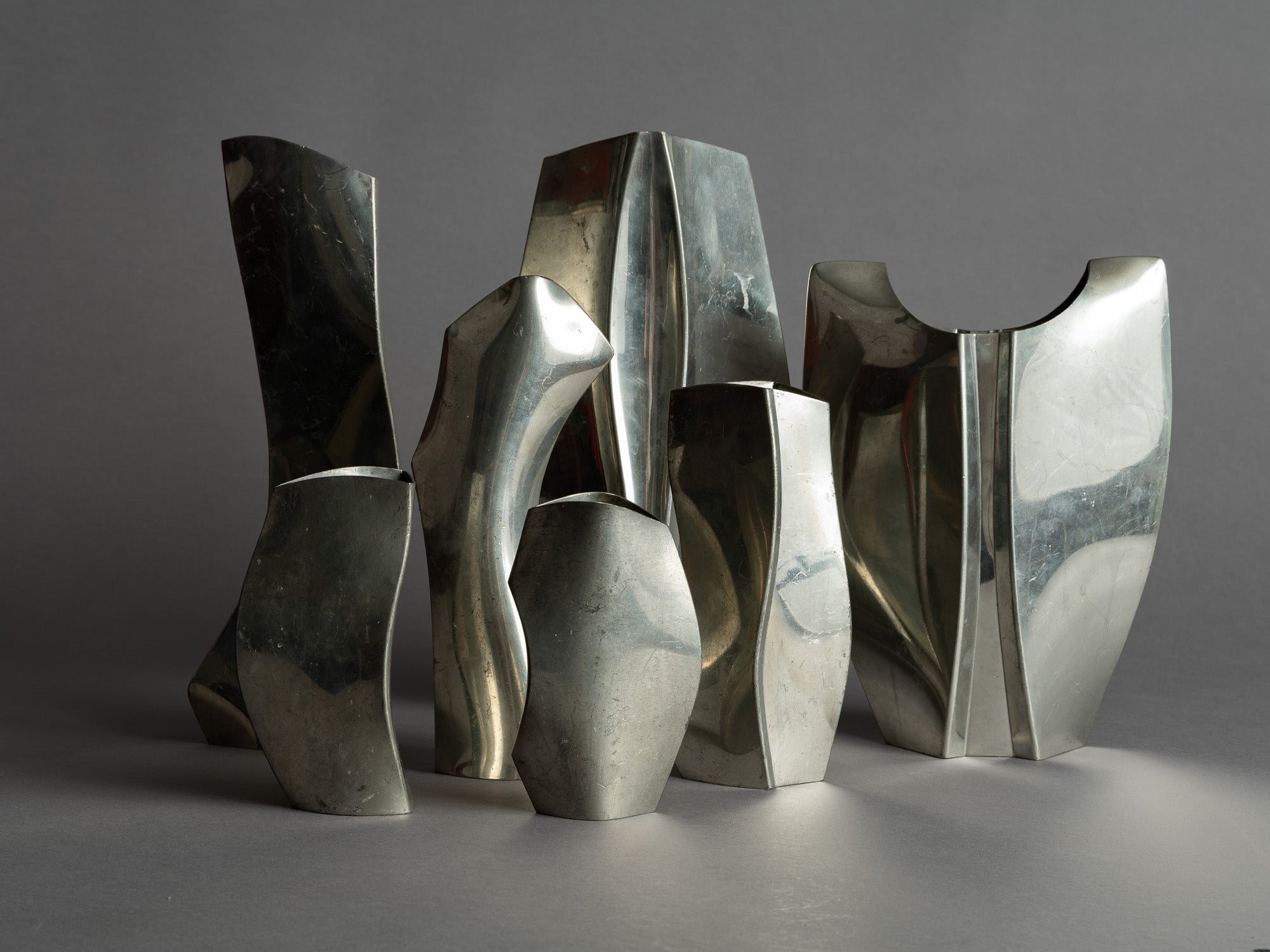Rare ensemble de vases en étain de forme libre, France (vers 1965)..Rare Set of freeform pewter vases, France (circa 1965)