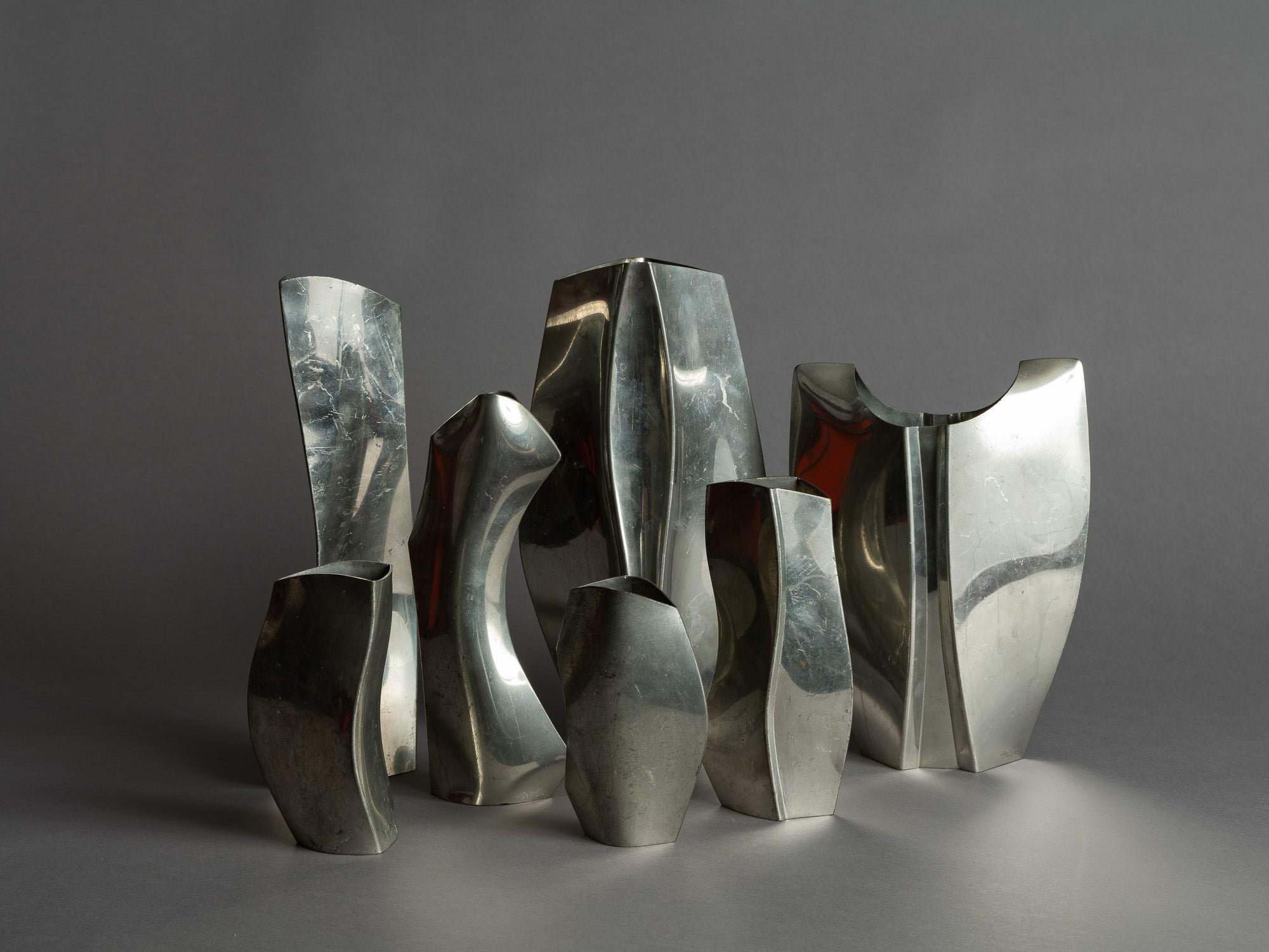 Rare ensemble de vases en étain de forme libre, France (vers 1965)..Rare Set of freeform pewter vases, France (circa 1965)