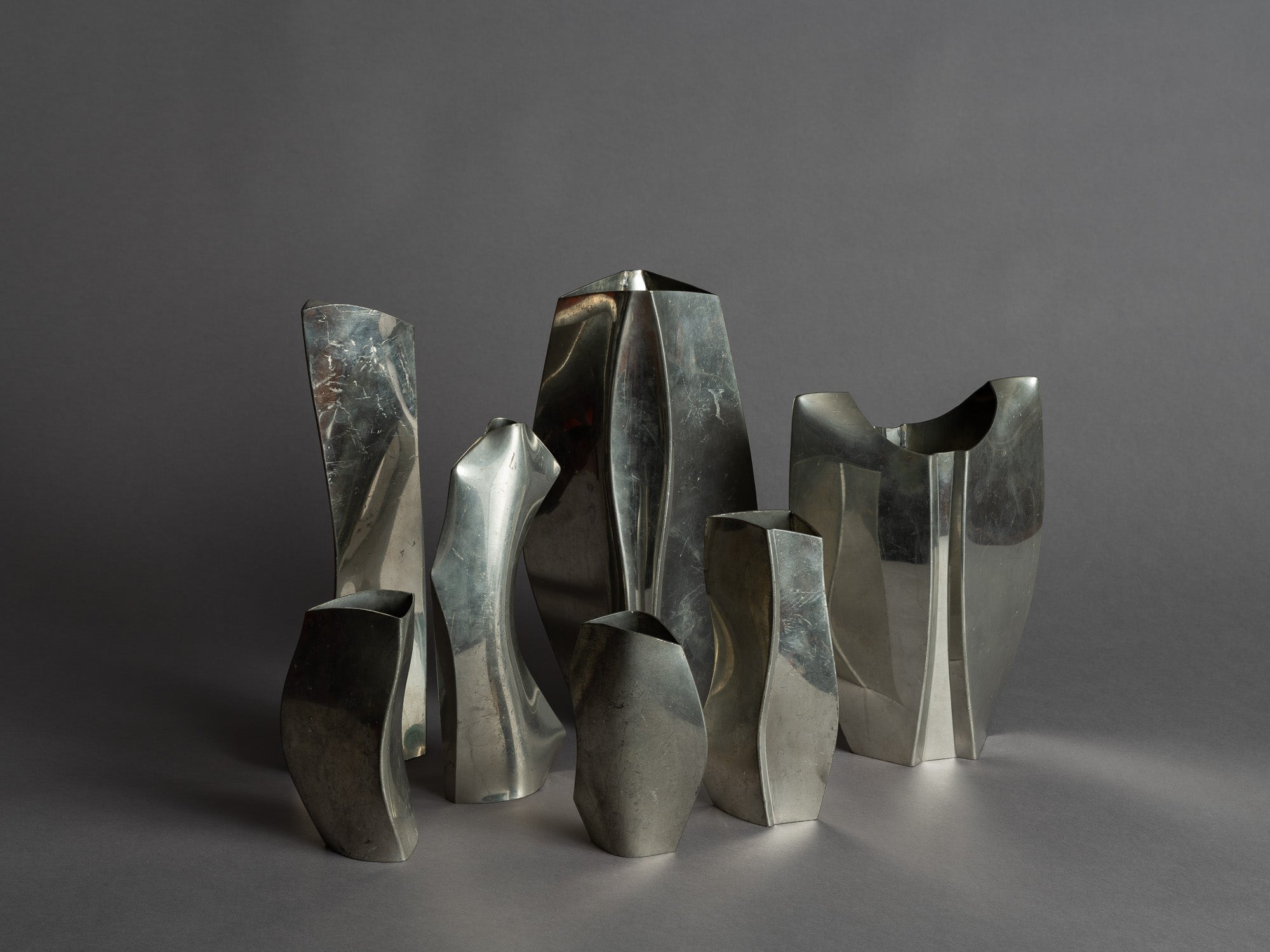 Rare ensemble de vases en étain de forme libre, France (vers 1965)..Rare Set of freeform pewter vases, France (circa 1965)
