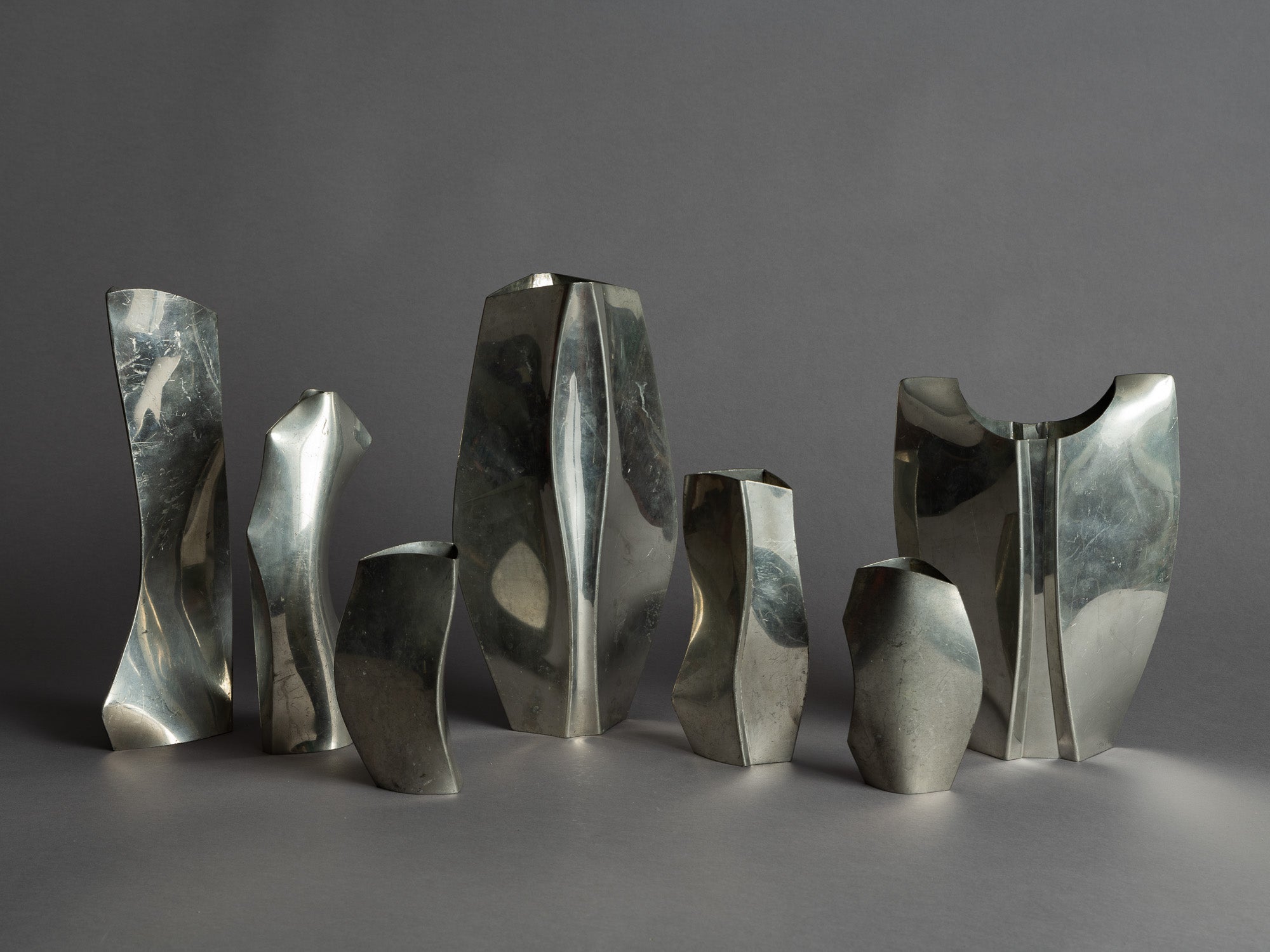 Rare ensemble de vases en étain de forme libre, France (vers 1965)..Rare Set of freeform pewter vases, France (circa 1965)