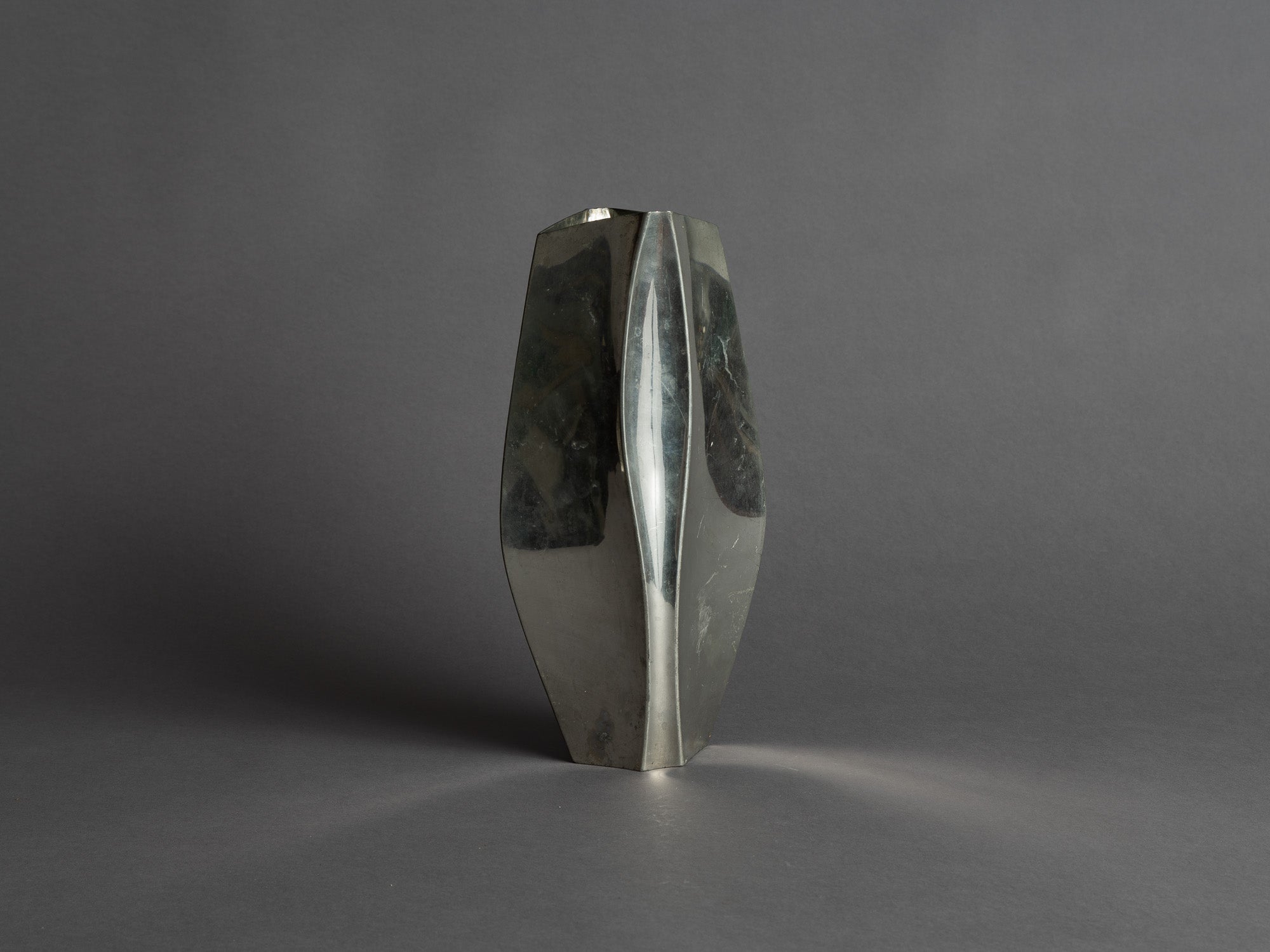 Rare ensemble de vases en étain de forme libre, France (vers 1965)..Rare Set of freeform pewter vases, France (circa 1965)