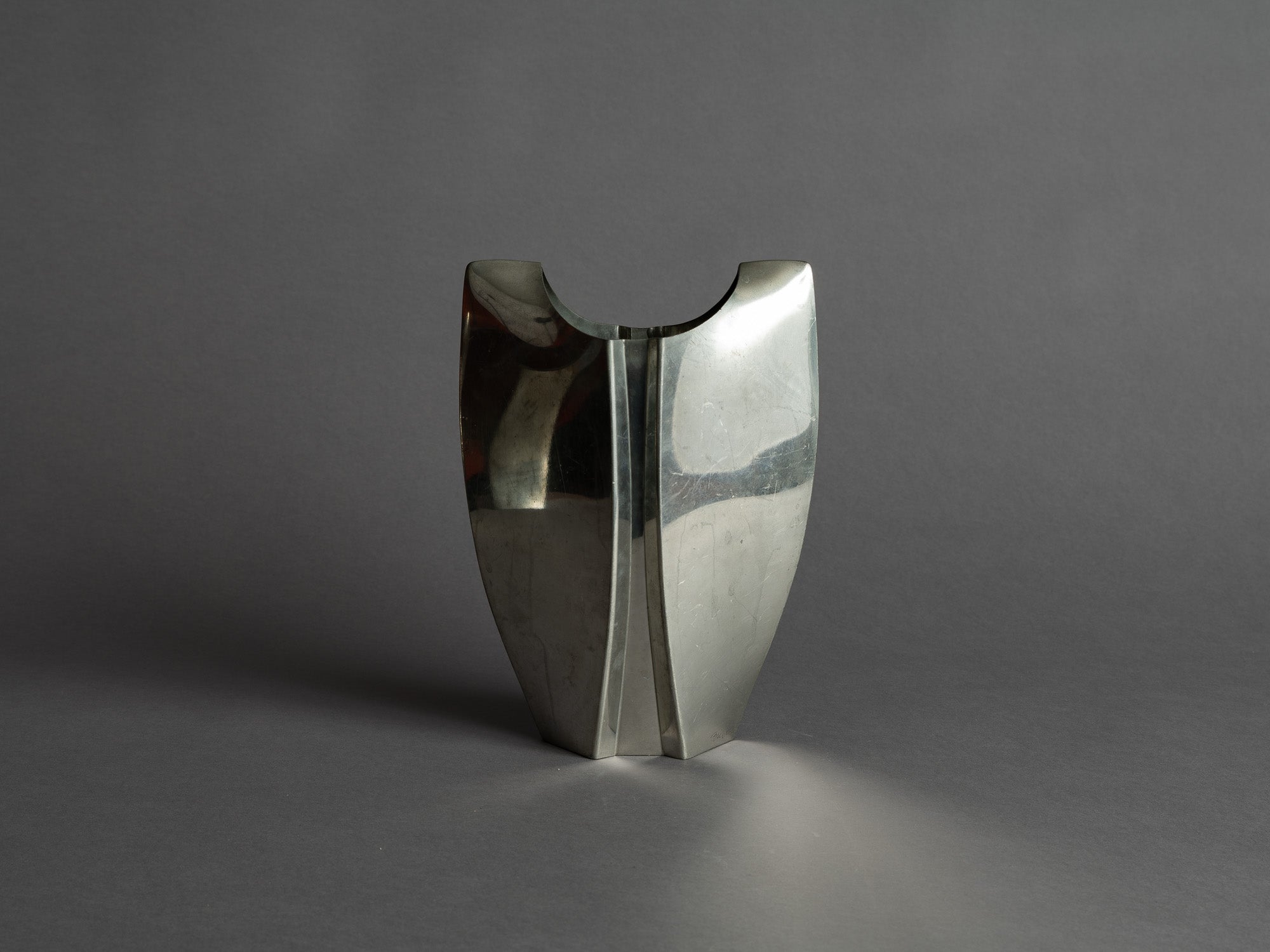 Rare ensemble de vases en étain de forme libre, France (vers 1965)..Rare Set of freeform pewter vases, France (circa 1965)