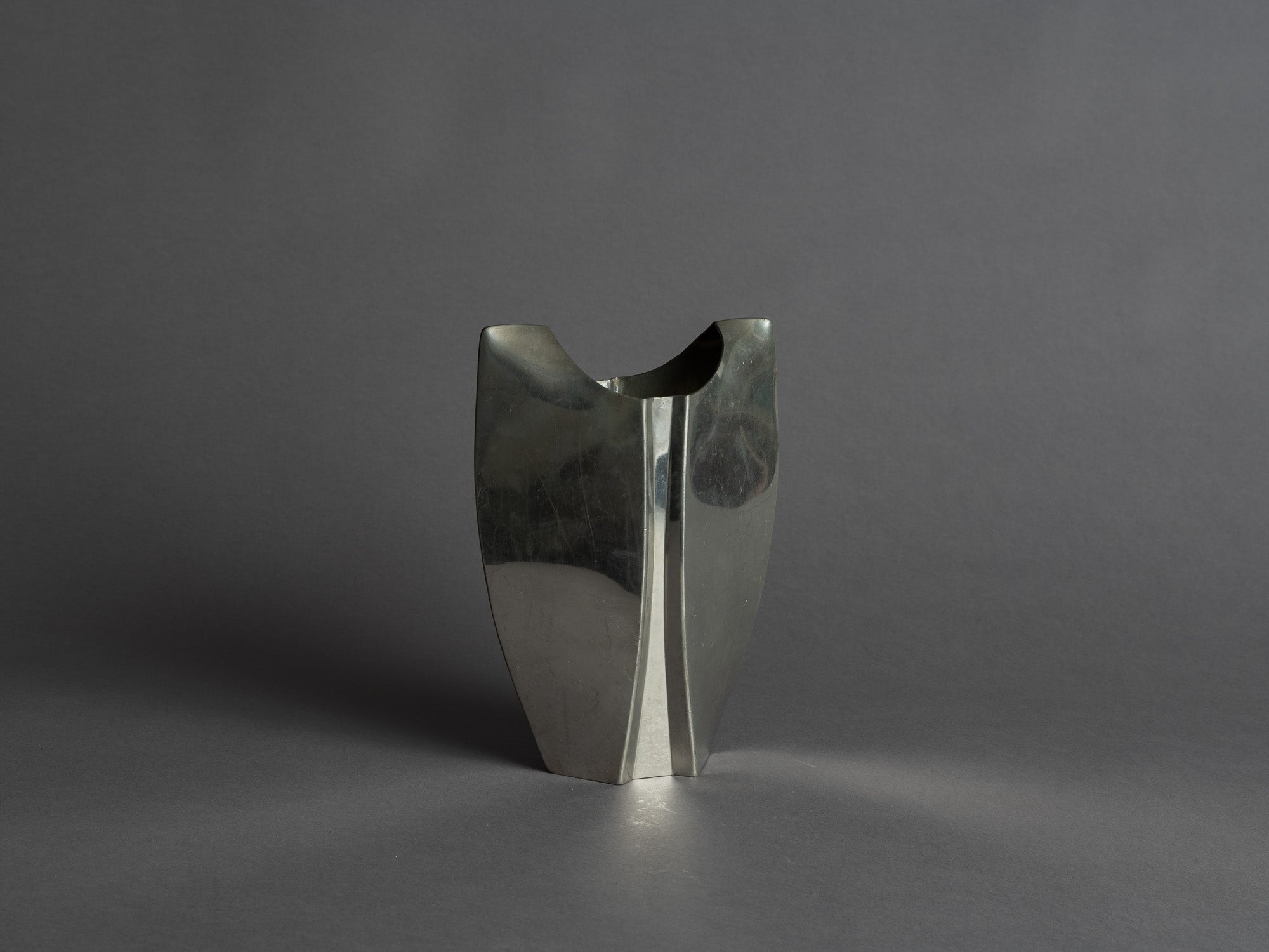 Rare ensemble de vases en étain de forme libre, France (vers 1965)..Rare Set of freeform pewter vases, France (circa 1965)
