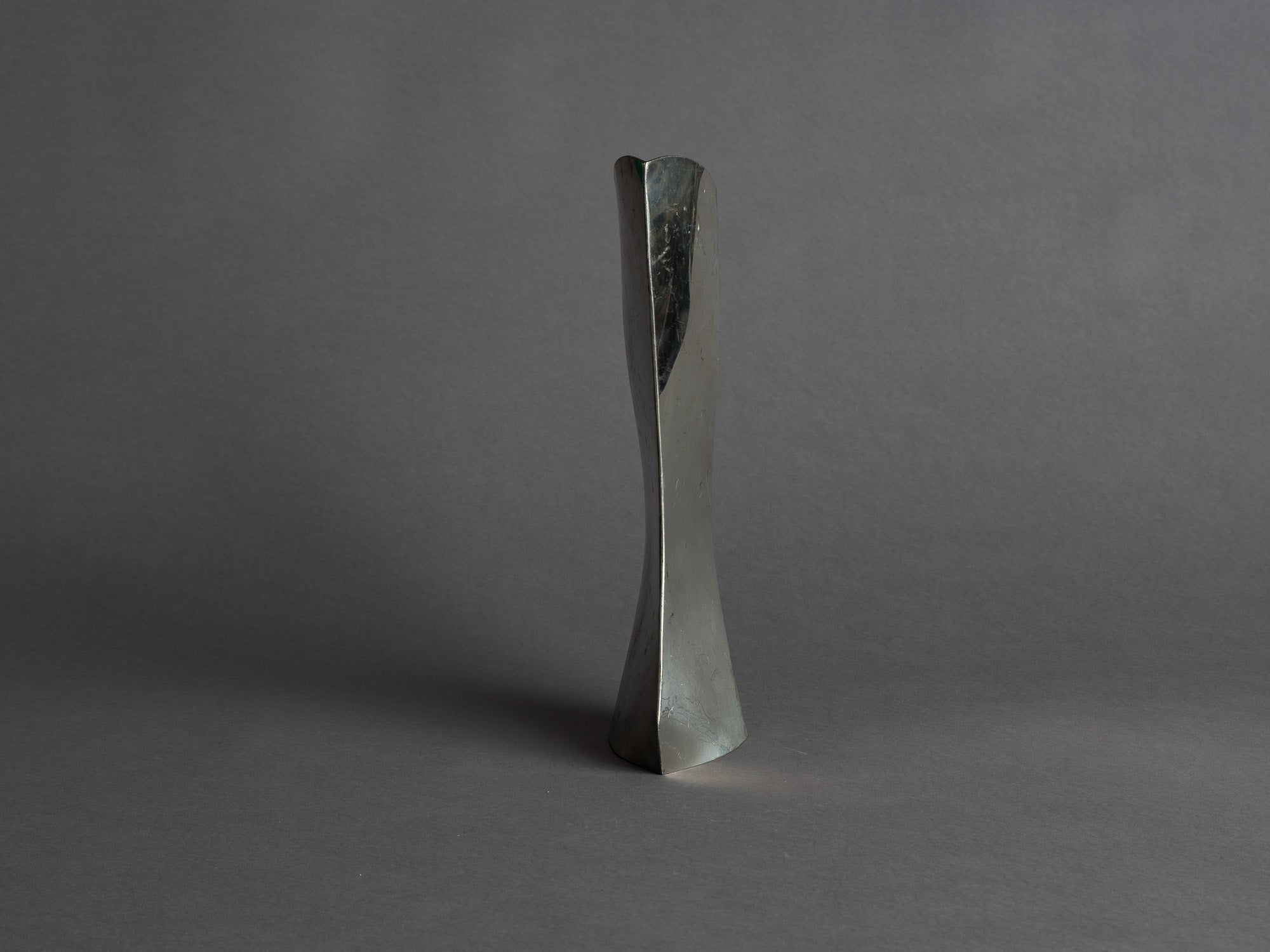 Rare ensemble de vases en étain de forme libre, France (vers 1965)..Rare Set of freeform pewter vases, France (circa 1965)