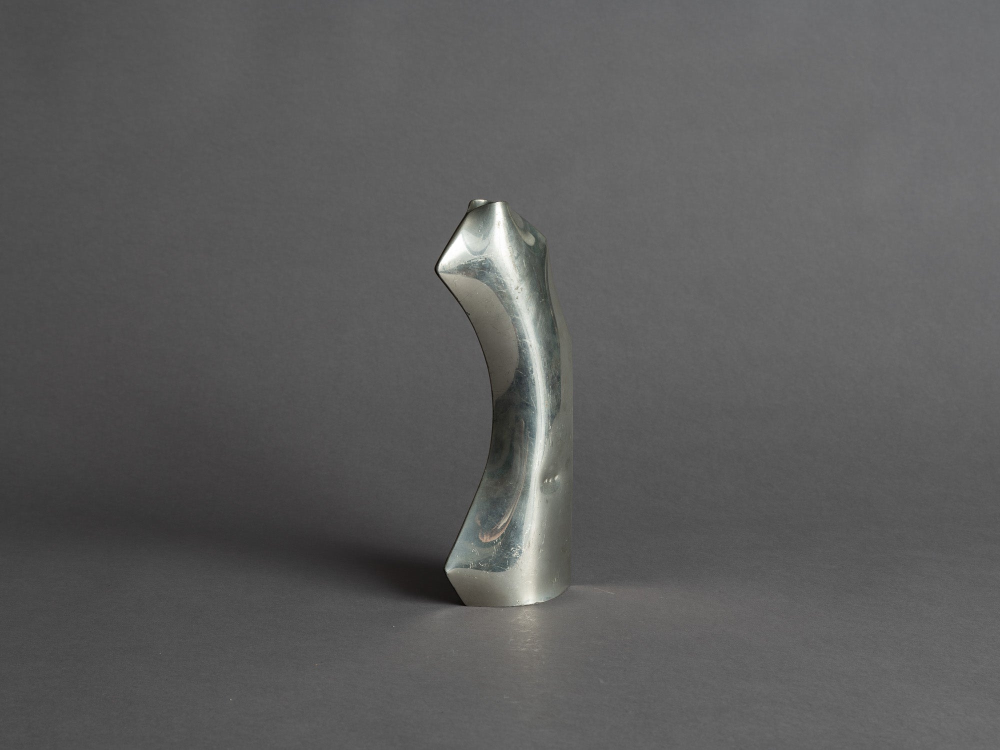 Rare ensemble de vases en étain de forme libre, France (vers 1965)..Rare Set of freeform pewter vases, France (circa 1965)