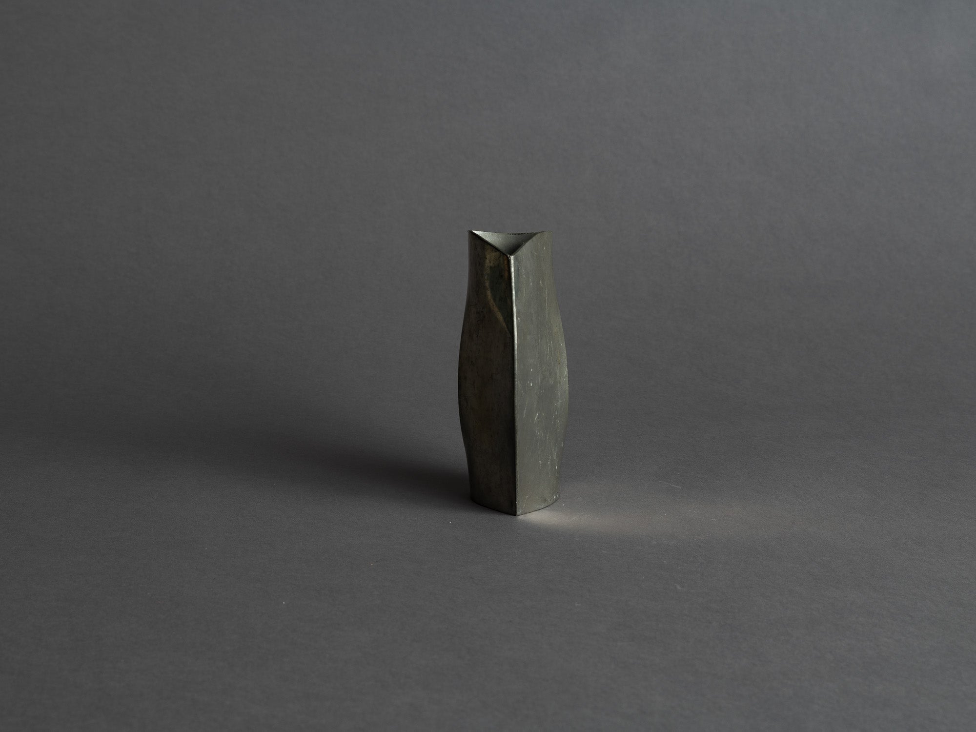 Rare ensemble de vases en étain de forme libre, France (vers 1965)..Rare Set of freeform pewter vases, France (circa 1965)