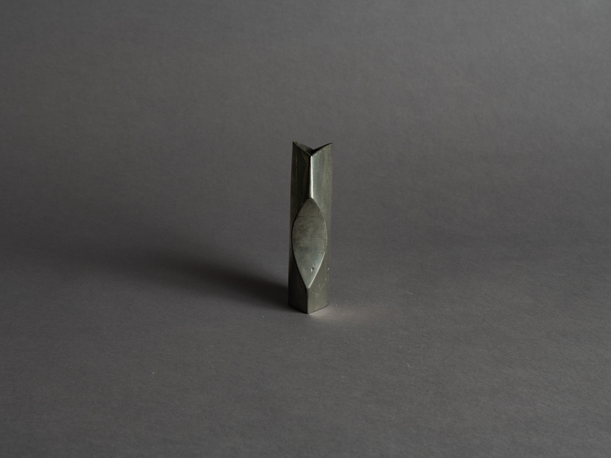 Rare ensemble de vases en étain de forme libre, France (vers 1965)..Rare Set of freeform pewter vases, France (circa 1965)