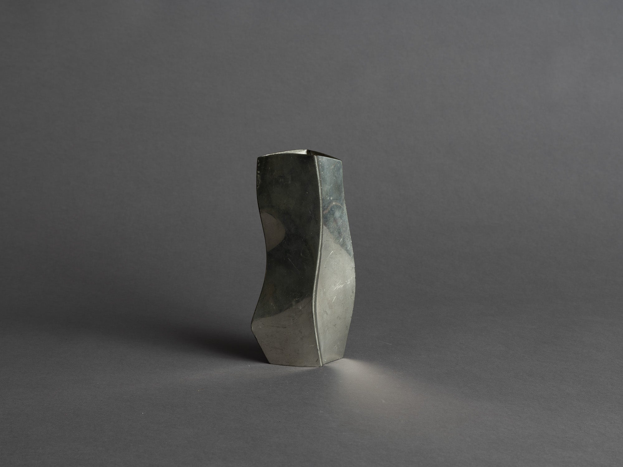 Rare ensemble de vases en étain de forme libre, France (vers 1965)..Rare Set of freeform pewter vases, France (circa 1965)
