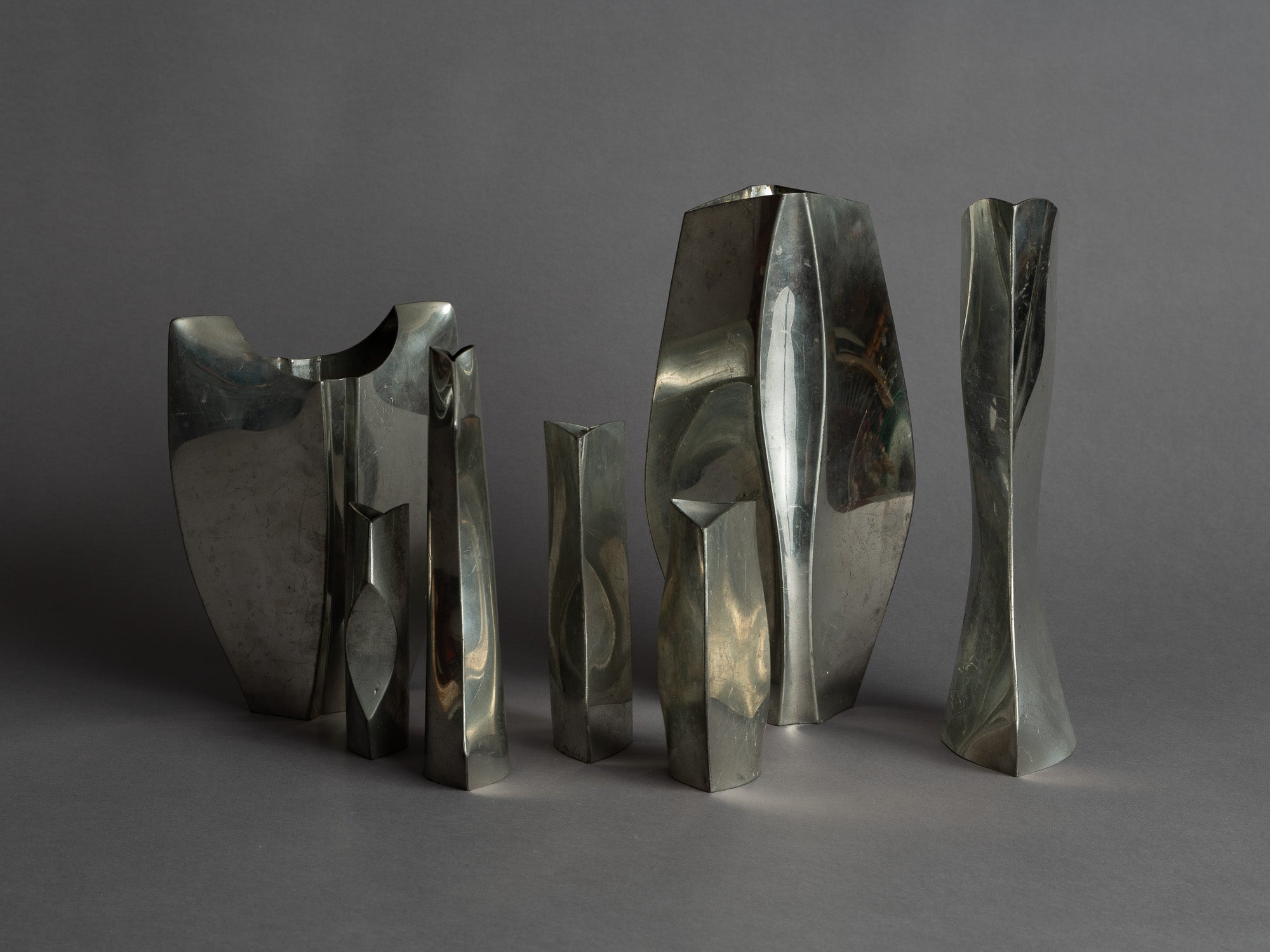 Rare ensemble de vases en étain de forme libre, France (vers 1965)..Rare Set of freeform pewter vases, France (circa 1965)