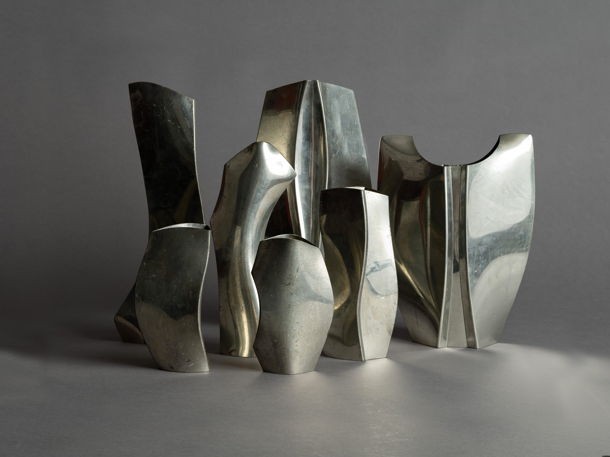 Rare ensemble de vases en étain de forme libre, France (vers 1965)..Rare Set of freeform pewter vases, France (circa 1965)