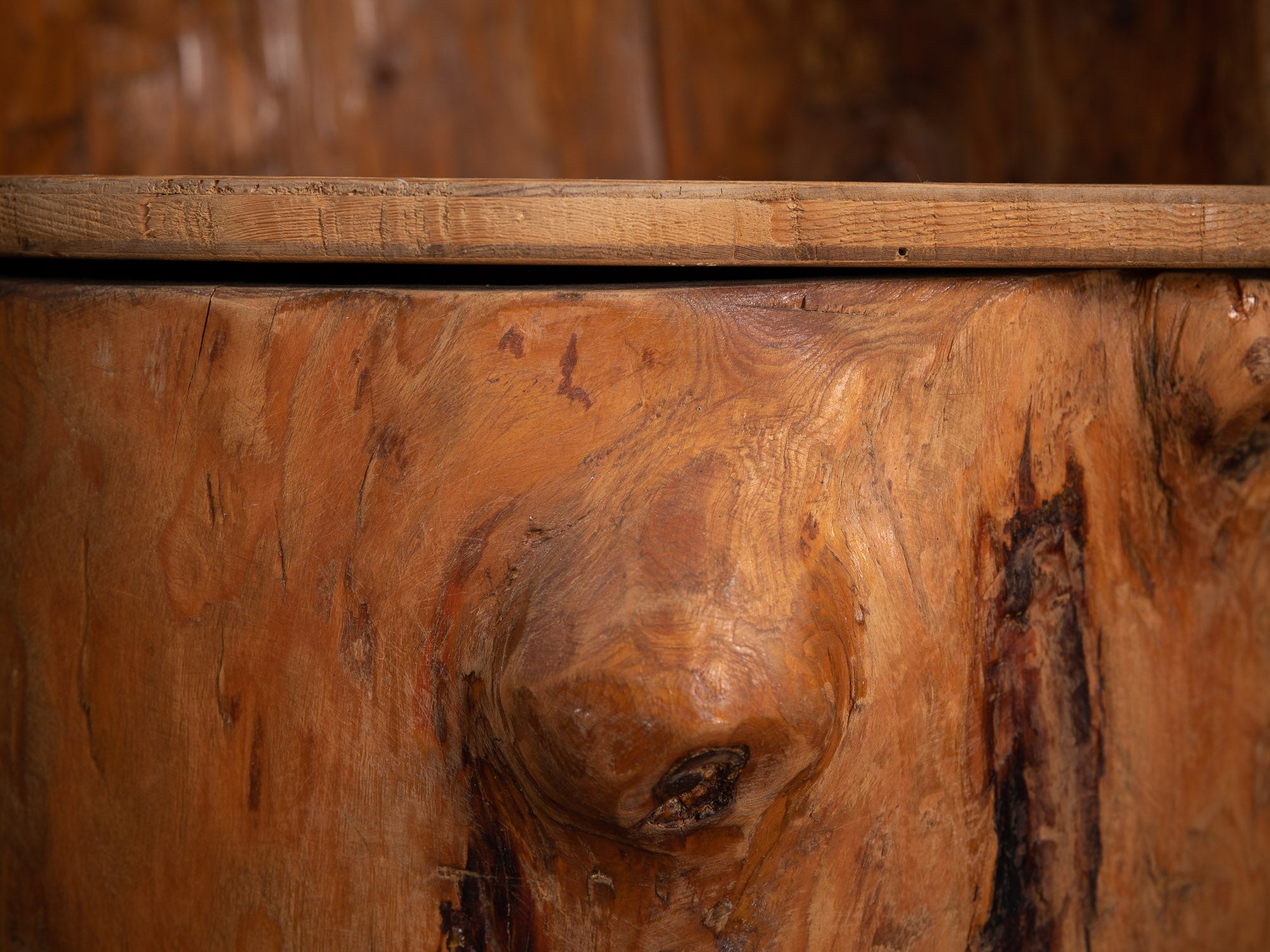 Fauteuil monoxyle paysan Kubbstol, Suède (début du XXe siècle)..Kubbstol, Peasant carved wooden chair, Sweden (early 20th century)