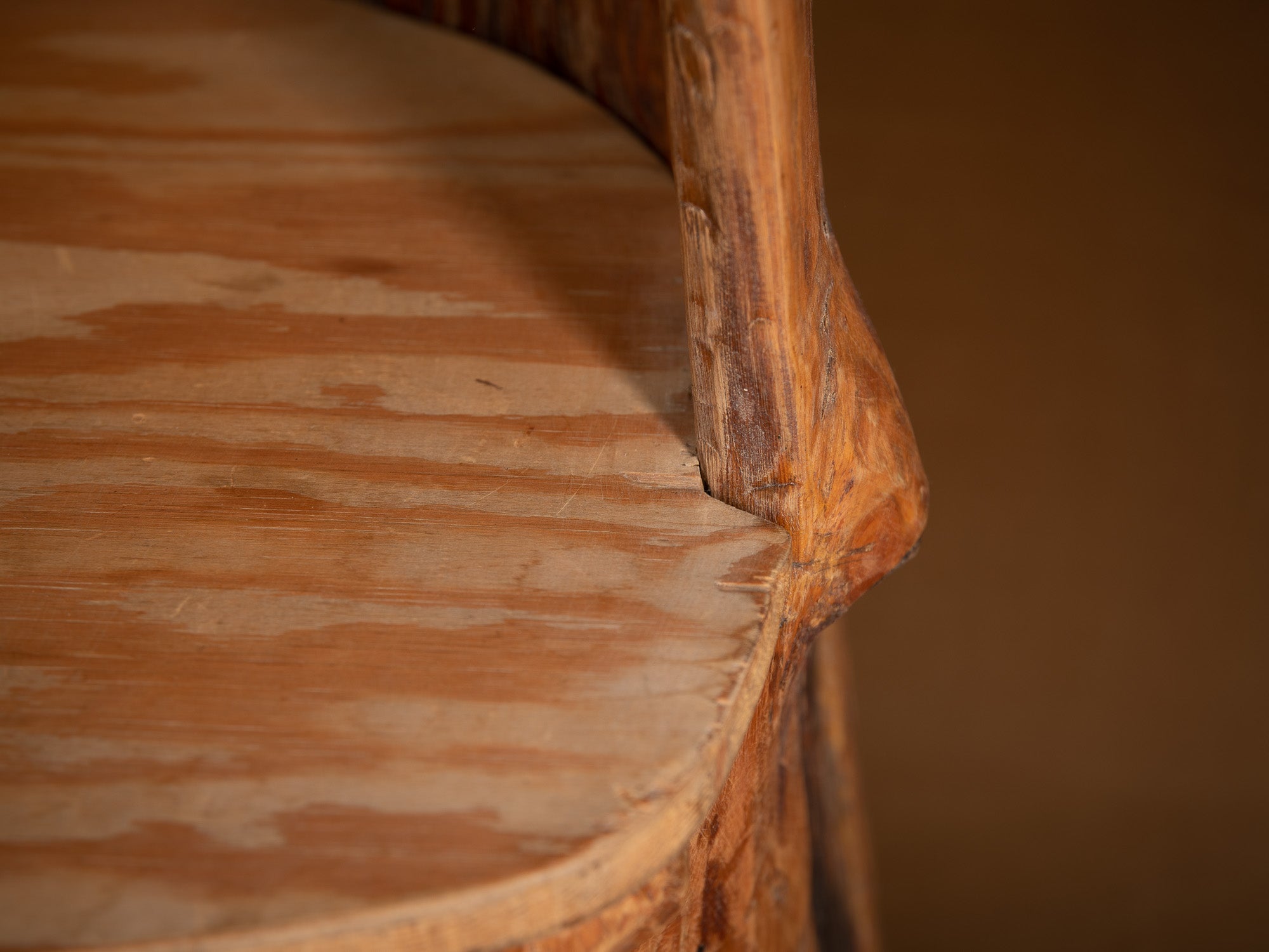 Fauteuil monoxyle paysan Kubbstol, Suède (début du XXe siècle)..Kubbstol, Peasant carved wooden chair, Sweden (early 20th century)