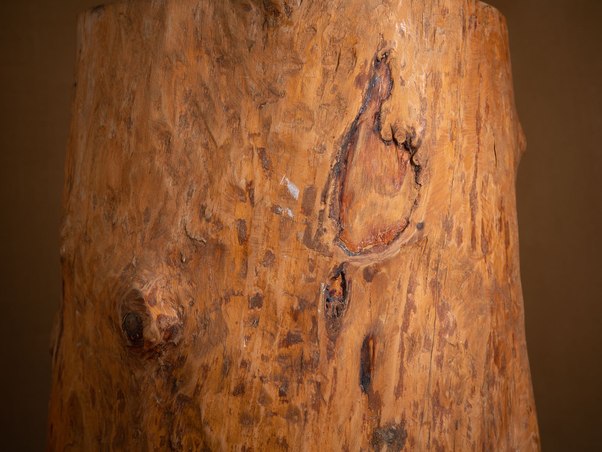 Fauteuil monoxyle paysan Kubbstol, Suède (début du XXe siècle)..Kubbstol, Peasant carved wooden chair, Sweden (early 20th century)