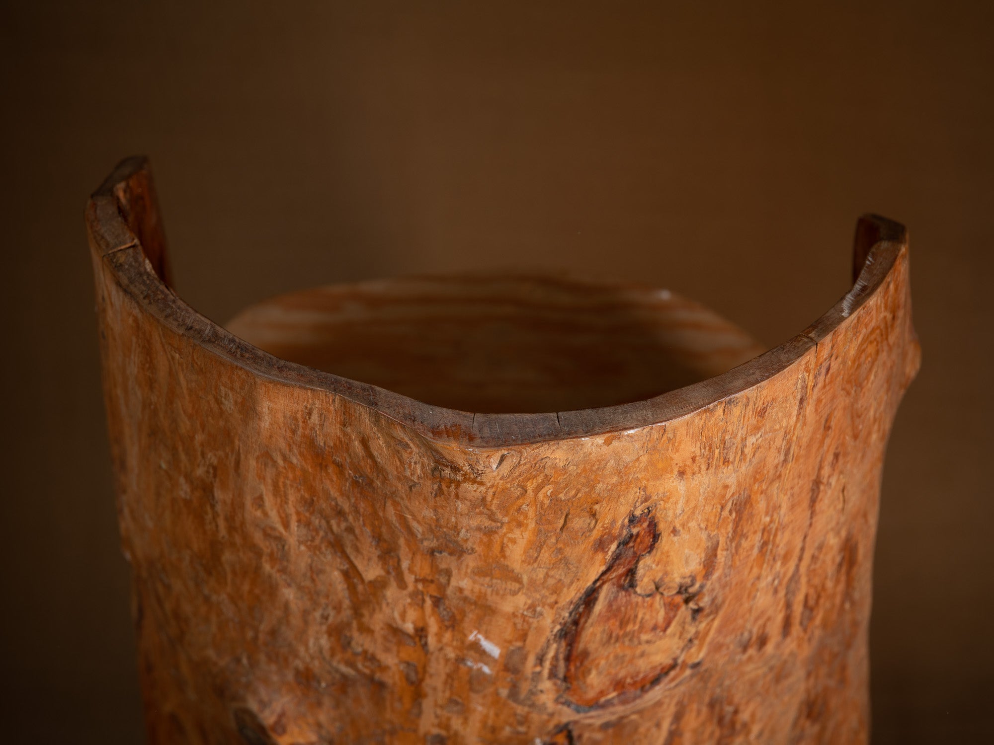 Fauteuil monoxyle paysan Kubbstol, Suède (début du XXe siècle)..Kubbstol, Peasant carved wooden chair, Sweden (early 20th century)