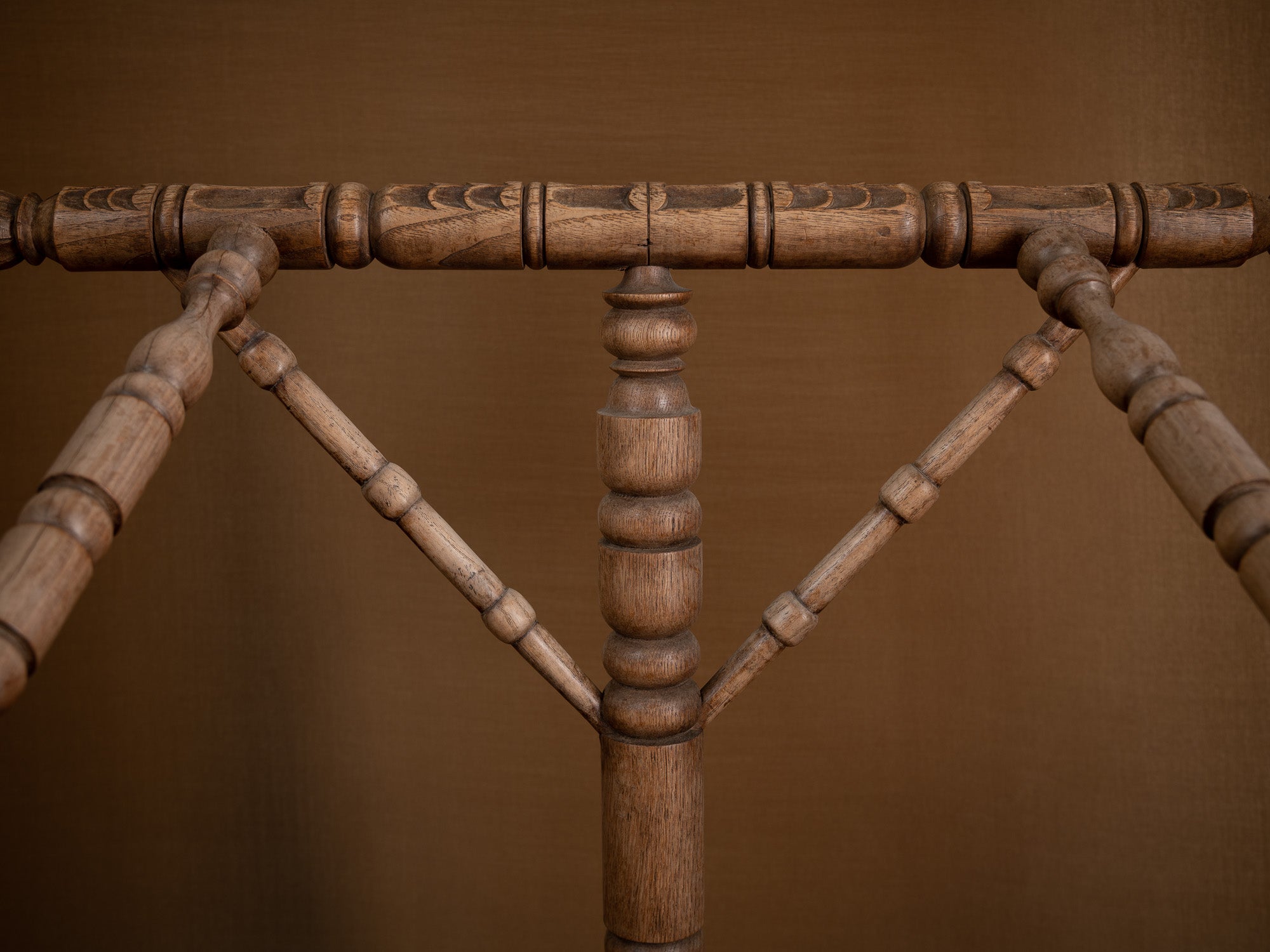 Rare Fauteuil "monk", art paysan, Suède (fin du XIXe siècle)..Rare "monk" armchair, peasant art, Sweden (late 19th century)