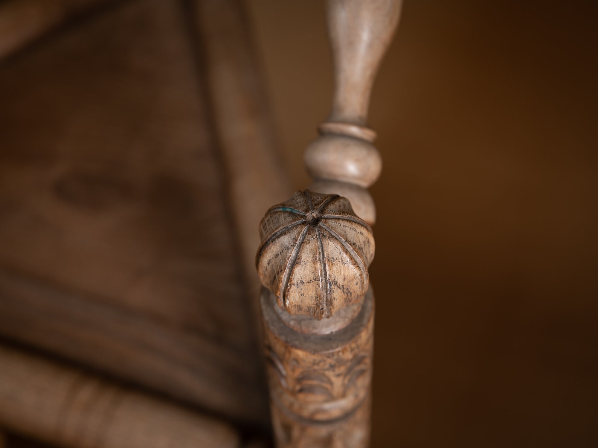 Rare Fauteuil "monk", art paysan, Suède (fin du XIXe siècle)..Rare "monk" armchair, peasant art, Sweden (late 19th century)