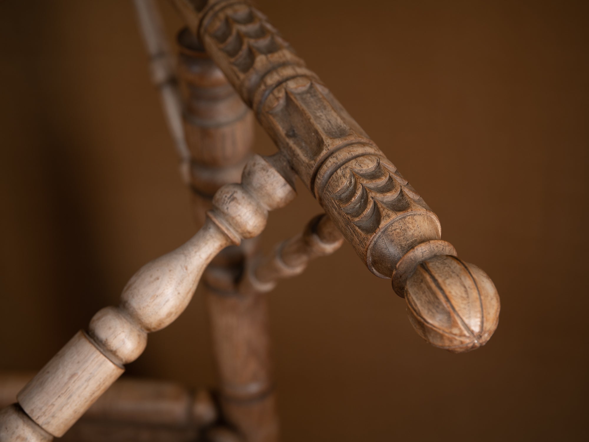 Rare Fauteuil "monk", art paysan, Suède (fin du XIXe siècle)..Rare "monk" armchair, peasant art, Sweden (late 19th century)