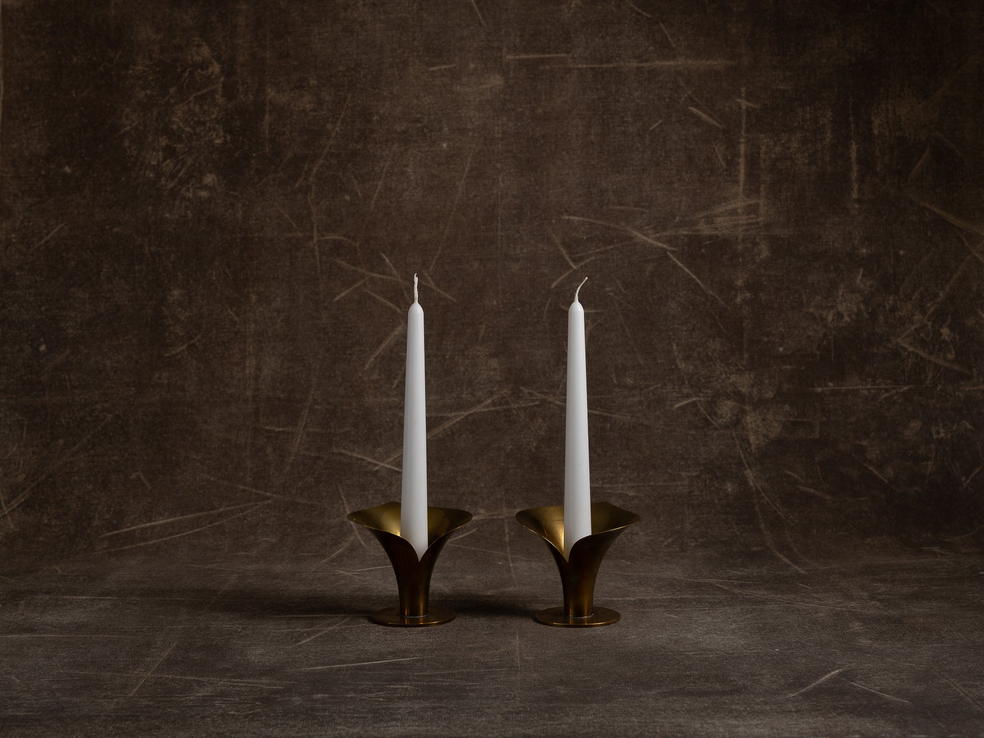 Paire de flambeaux corolle par Carl‑Einar Borgström pour Ystad Metall, Suède (vers 1939)..Set of 2 candle holders by Carl‑Einar Borgström for Ystad Metall, Sweden (circa 1960)